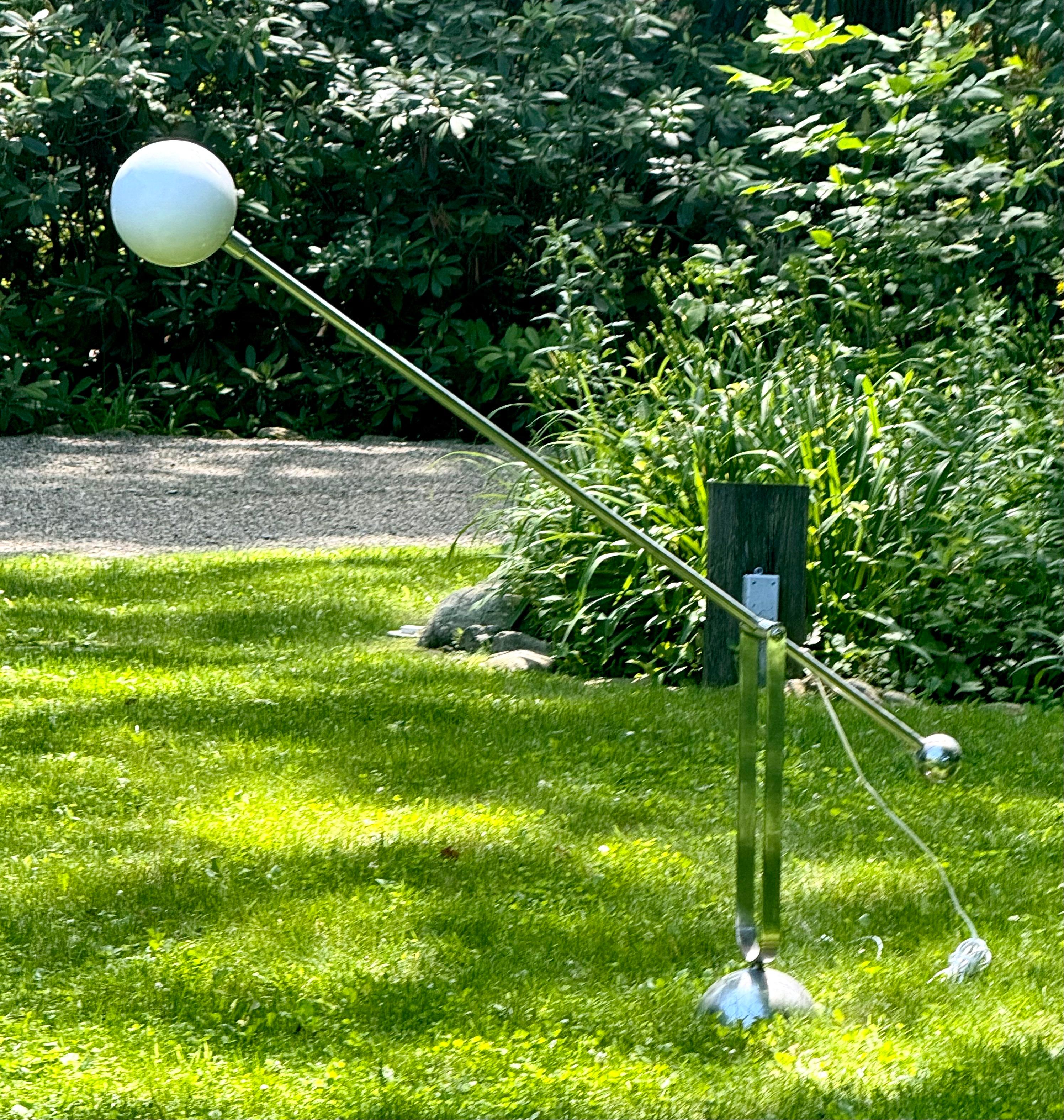 Hand-Crafted Rare Italian Mid-Century Cantilevered and Counter-Balance Floor Lamp, Arteluce For Sale