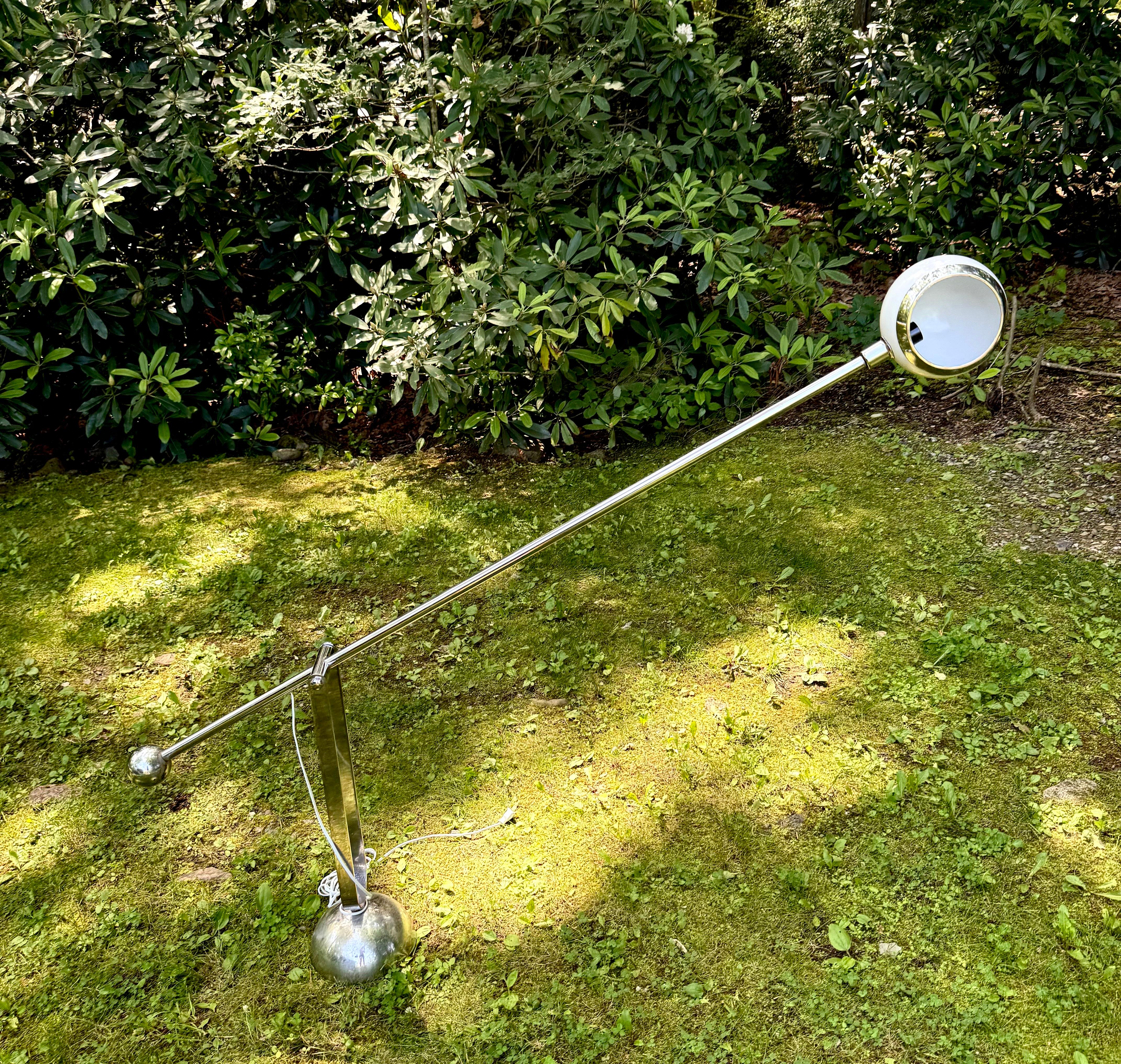 Rare Italian Mid-Century Cantilevered and Counter-Balance Floor Lamp, Arteluce In Good Condition For Sale In New York, NY