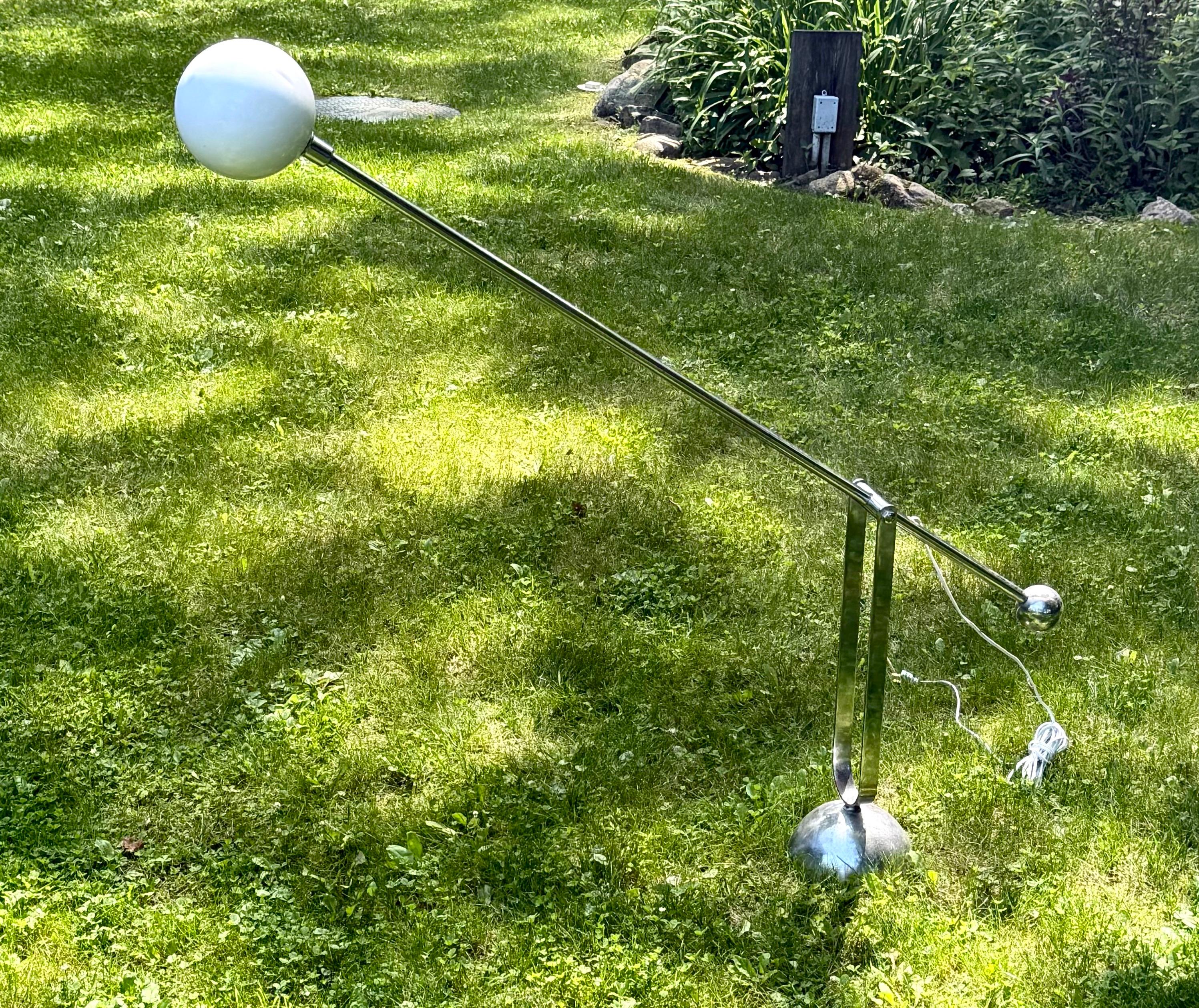 Enamel Rare Italian Mid-Century Cantilevered and Counter-Balance Floor Lamp, Arteluce For Sale