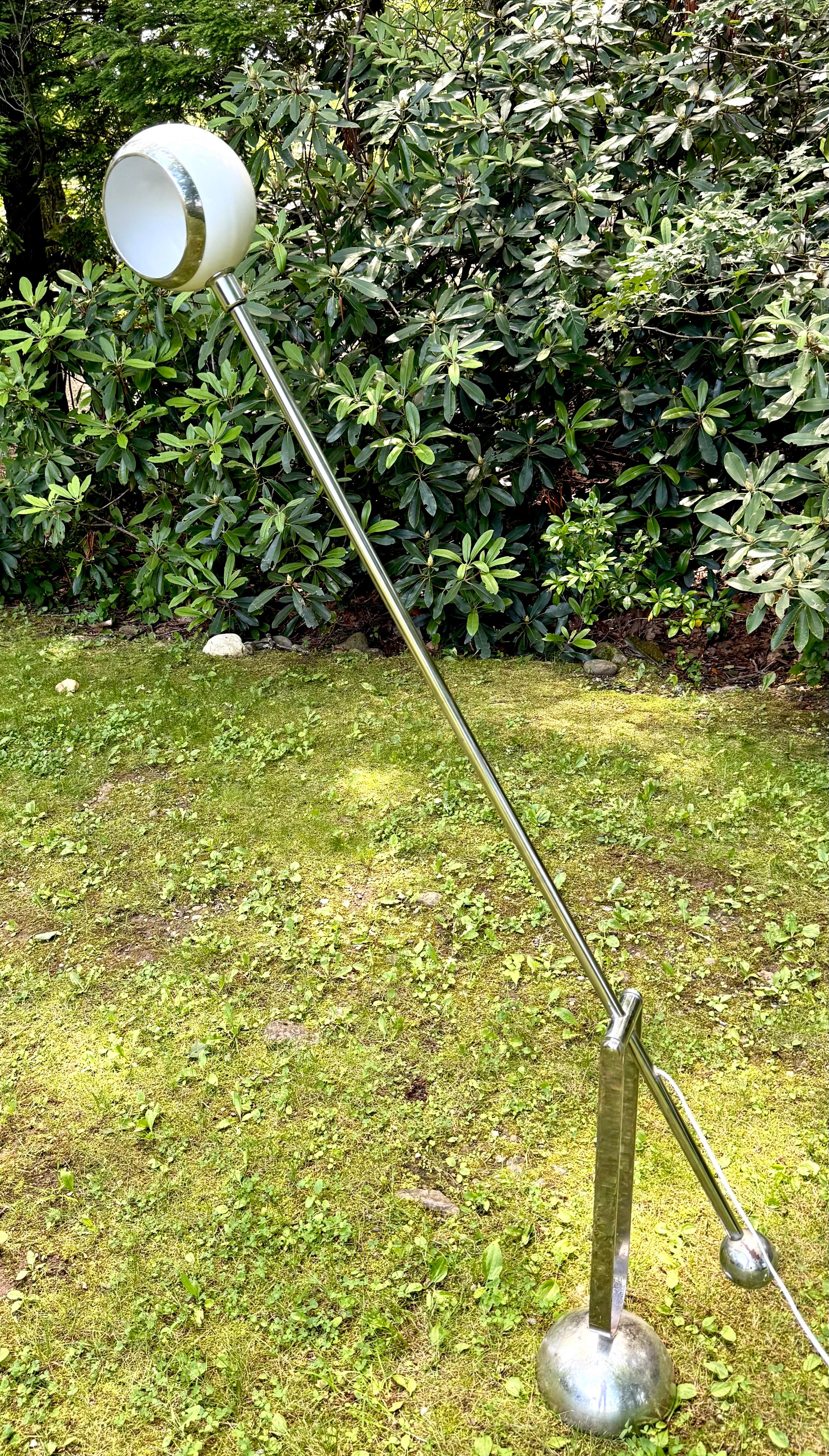 Rare Italian Mid-Century Cantilevered and Counter-Balance Floor Lamp, Arteluce For Sale 1