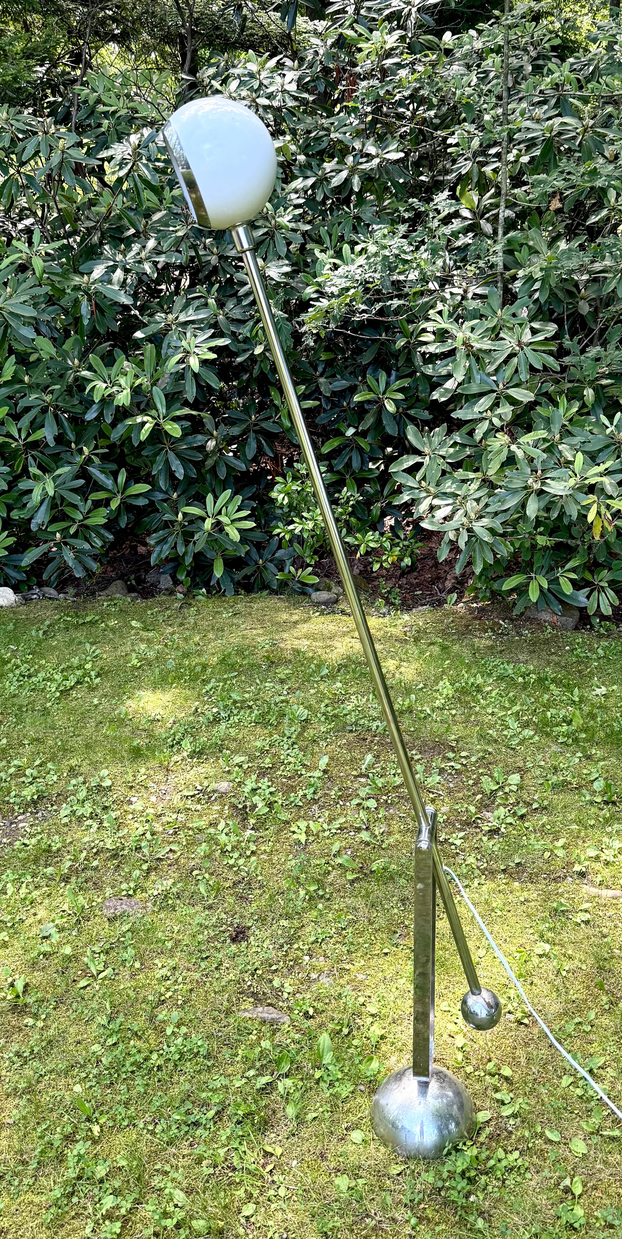 Rare Italian Mid-Century Cantilevered and Counter-Balance Floor Lamp, Arteluce For Sale 2