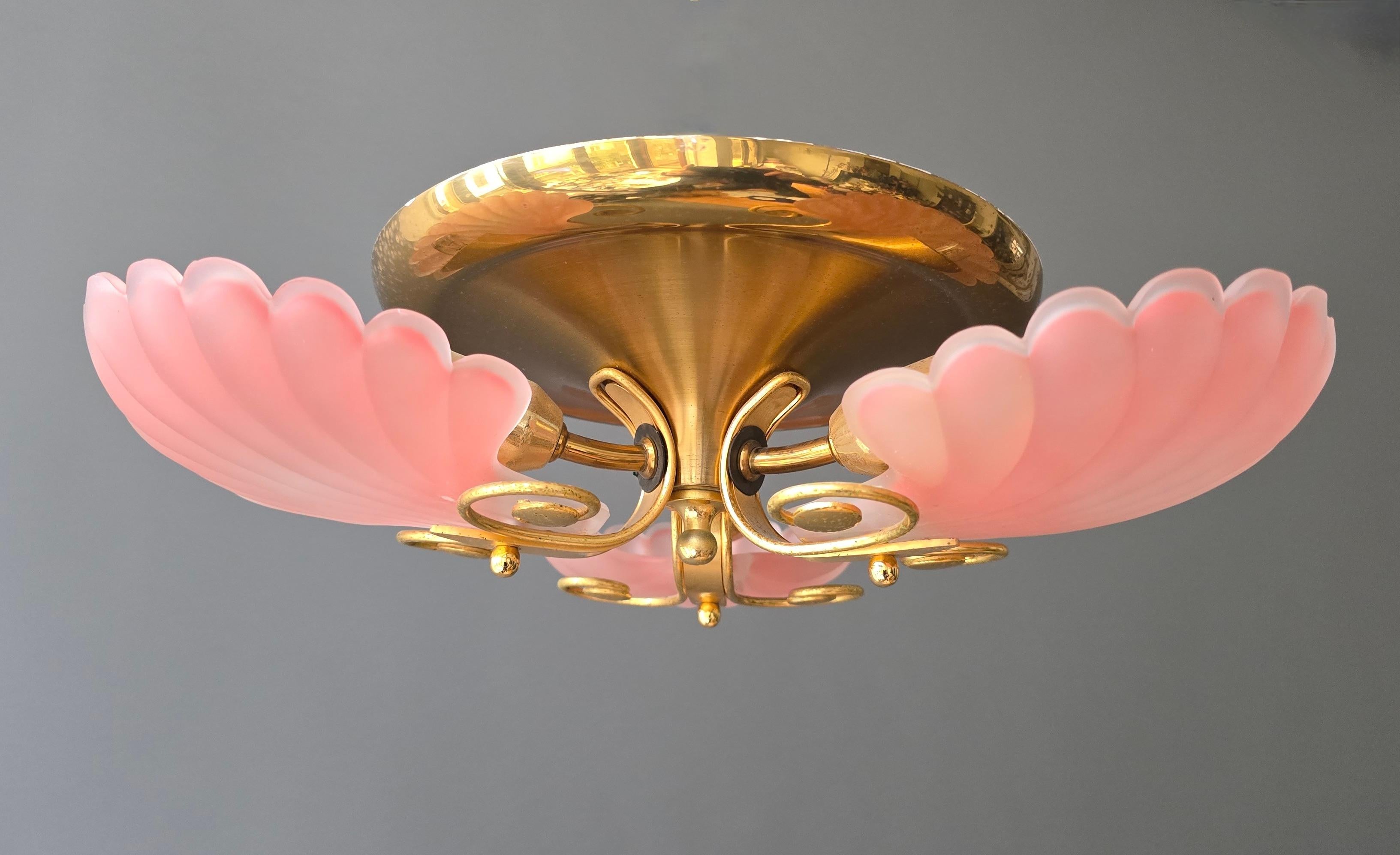 Rara lámpara de techo italiana de mediados de siglo con pantallas de cristal de concha rosa y dorado en venta 3