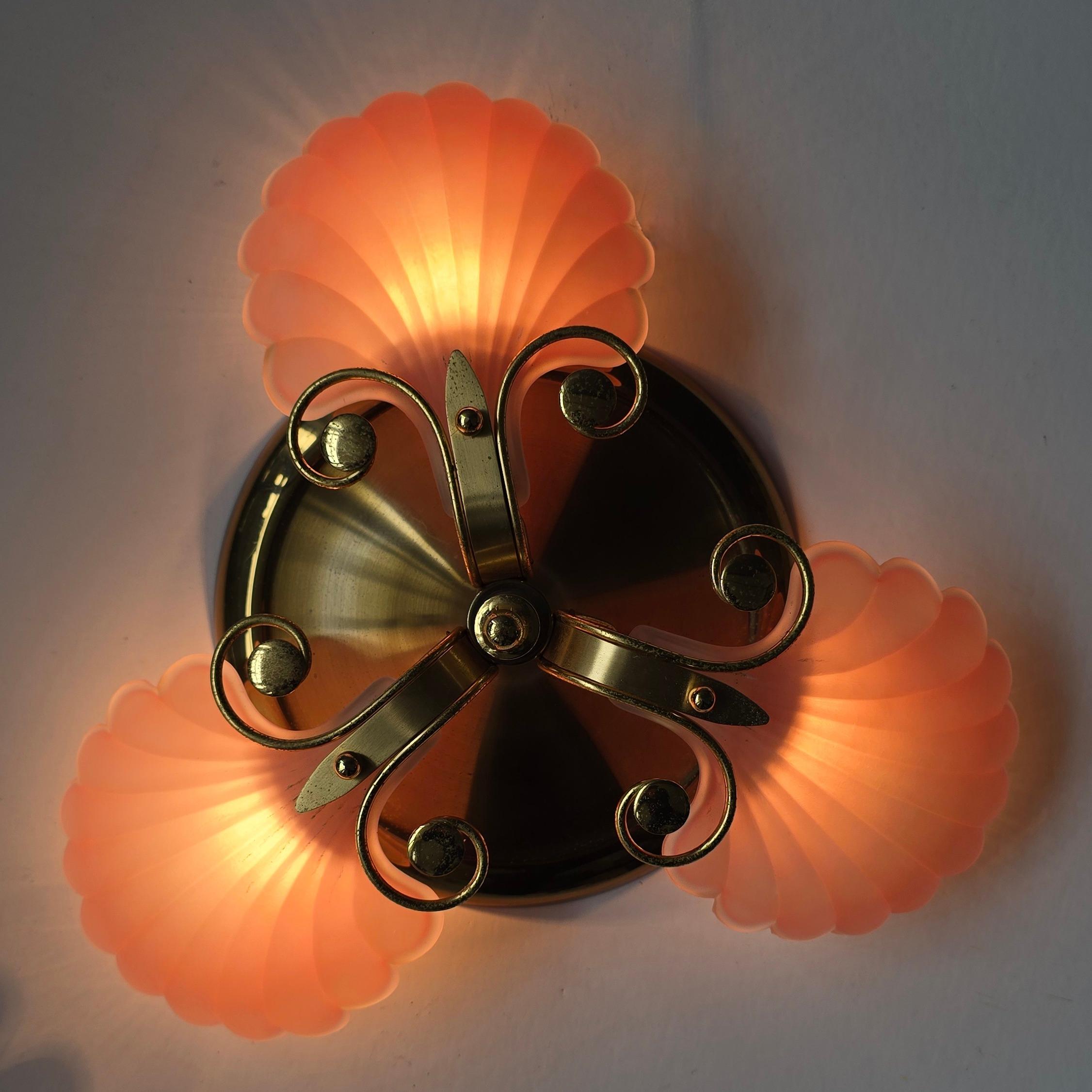 Rara lámpara de techo italiana de mediados de siglo con pantallas de cristal de concha rosa y dorado en venta 4
