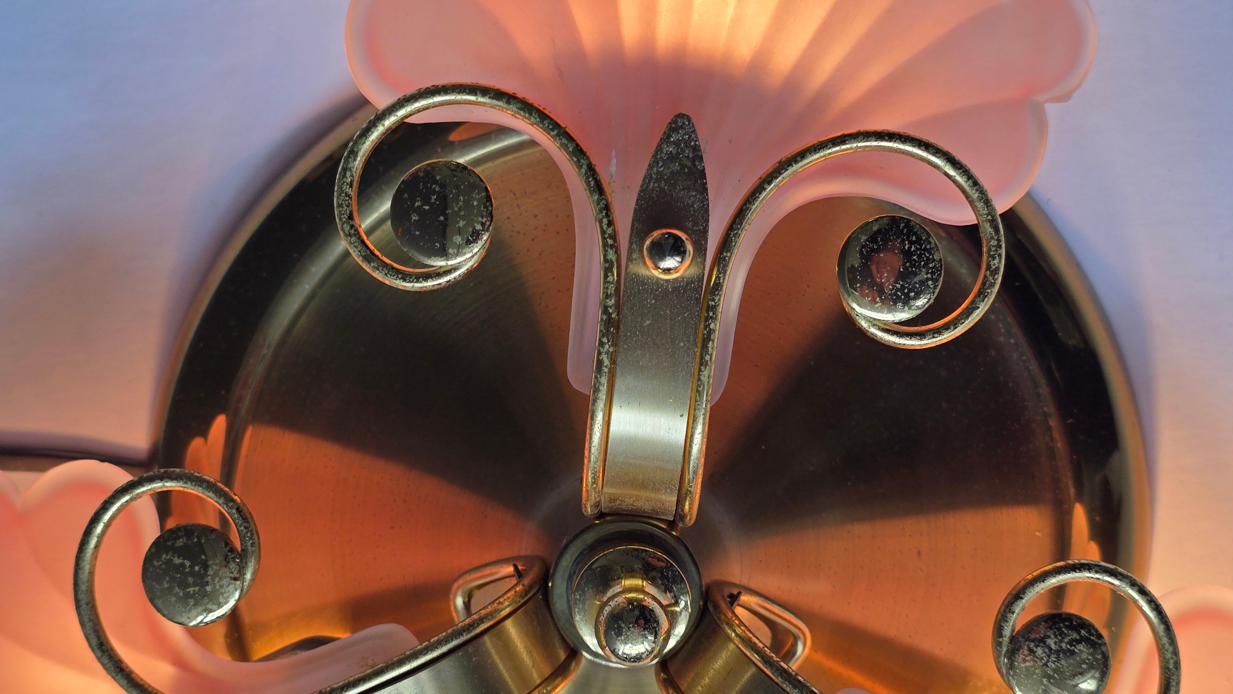 Rara lámpara de techo italiana de mediados de siglo con pantallas de cristal de concha rosa y dorado en venta 5