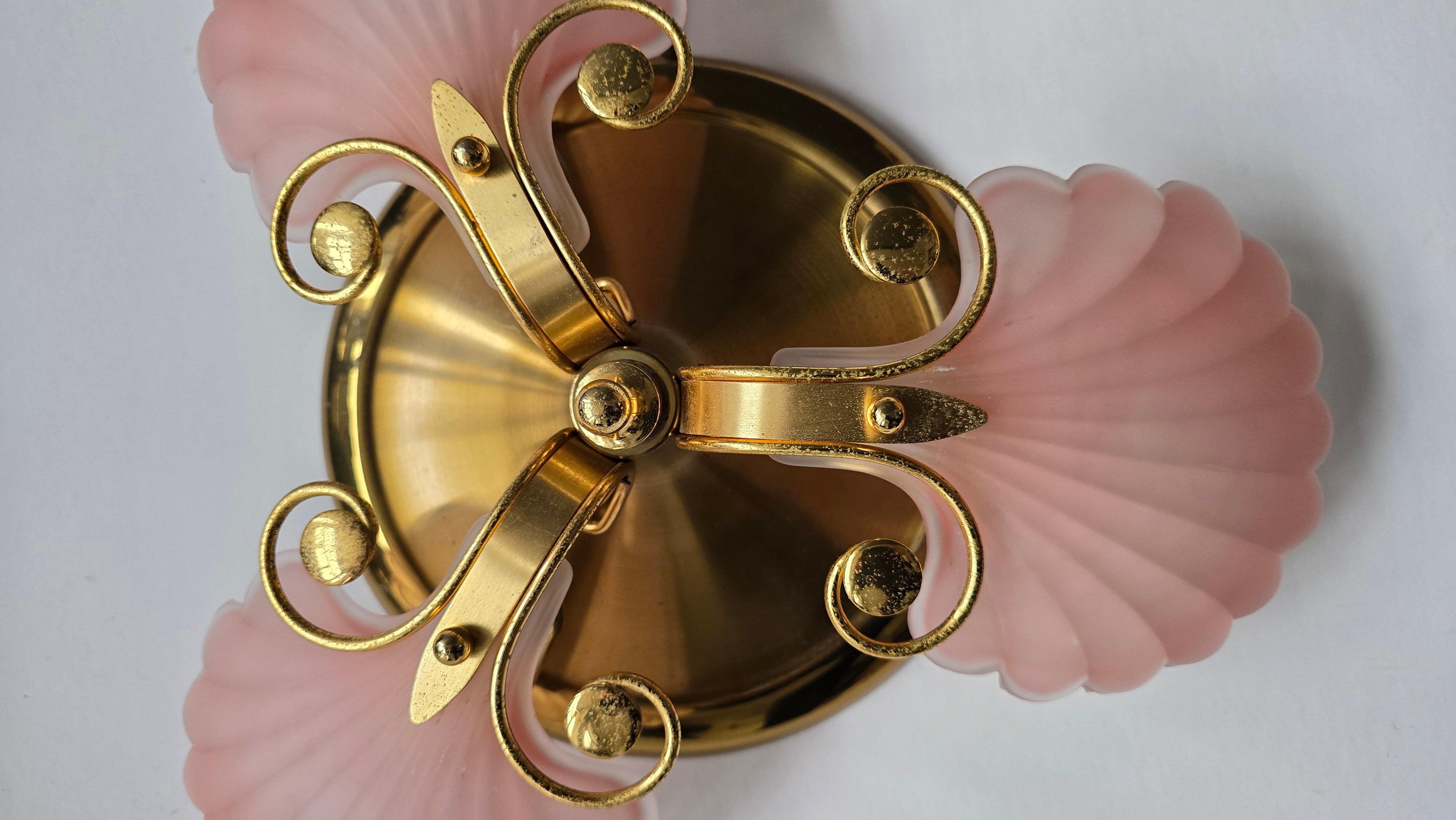 Rara lámpara de techo italiana de mediados de siglo con pantallas de cristal de concha rosa y dorado en venta 6