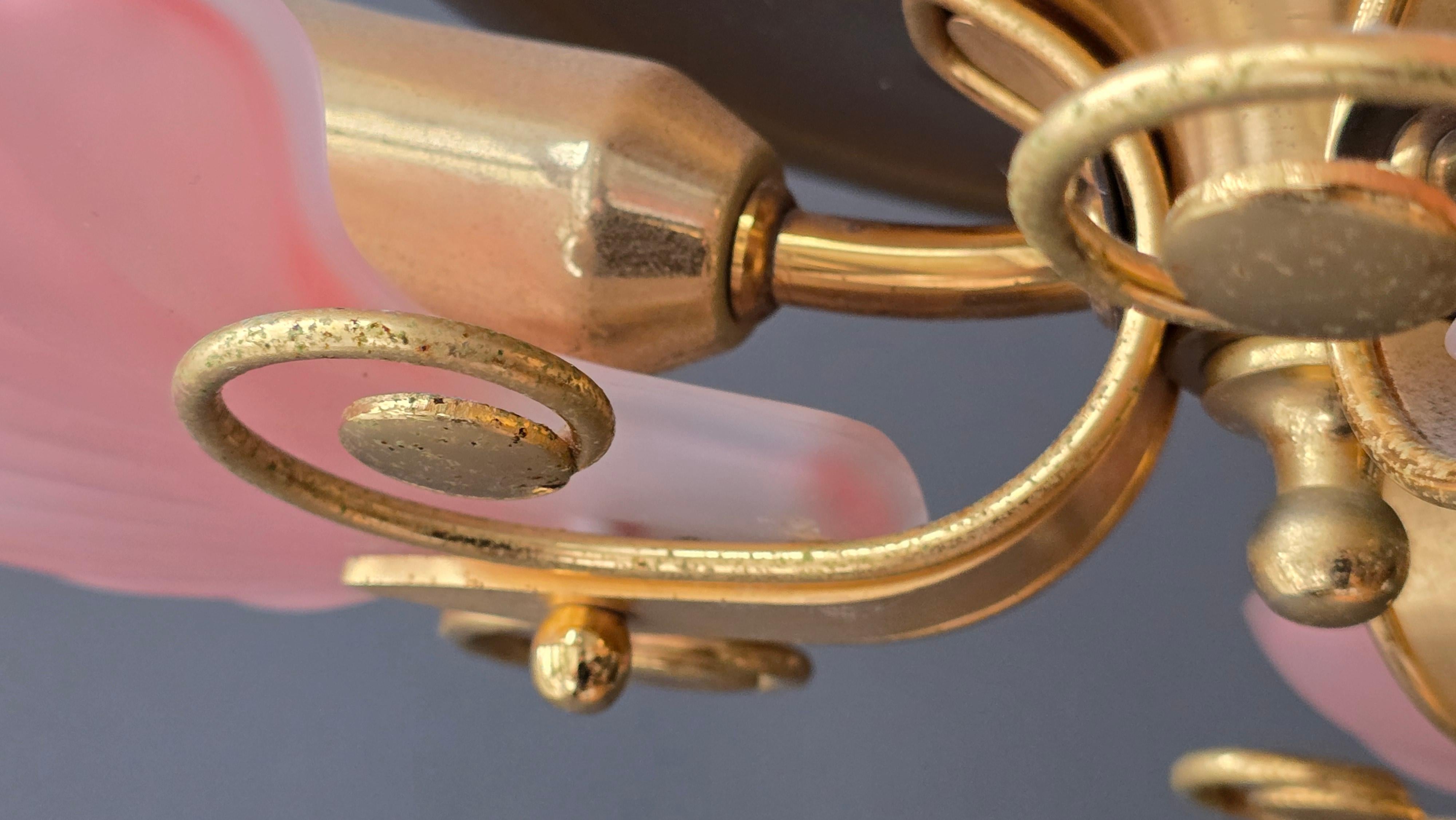Rara lámpara de techo italiana de mediados de siglo con pantallas de cristal de concha rosa y dorado en venta 7