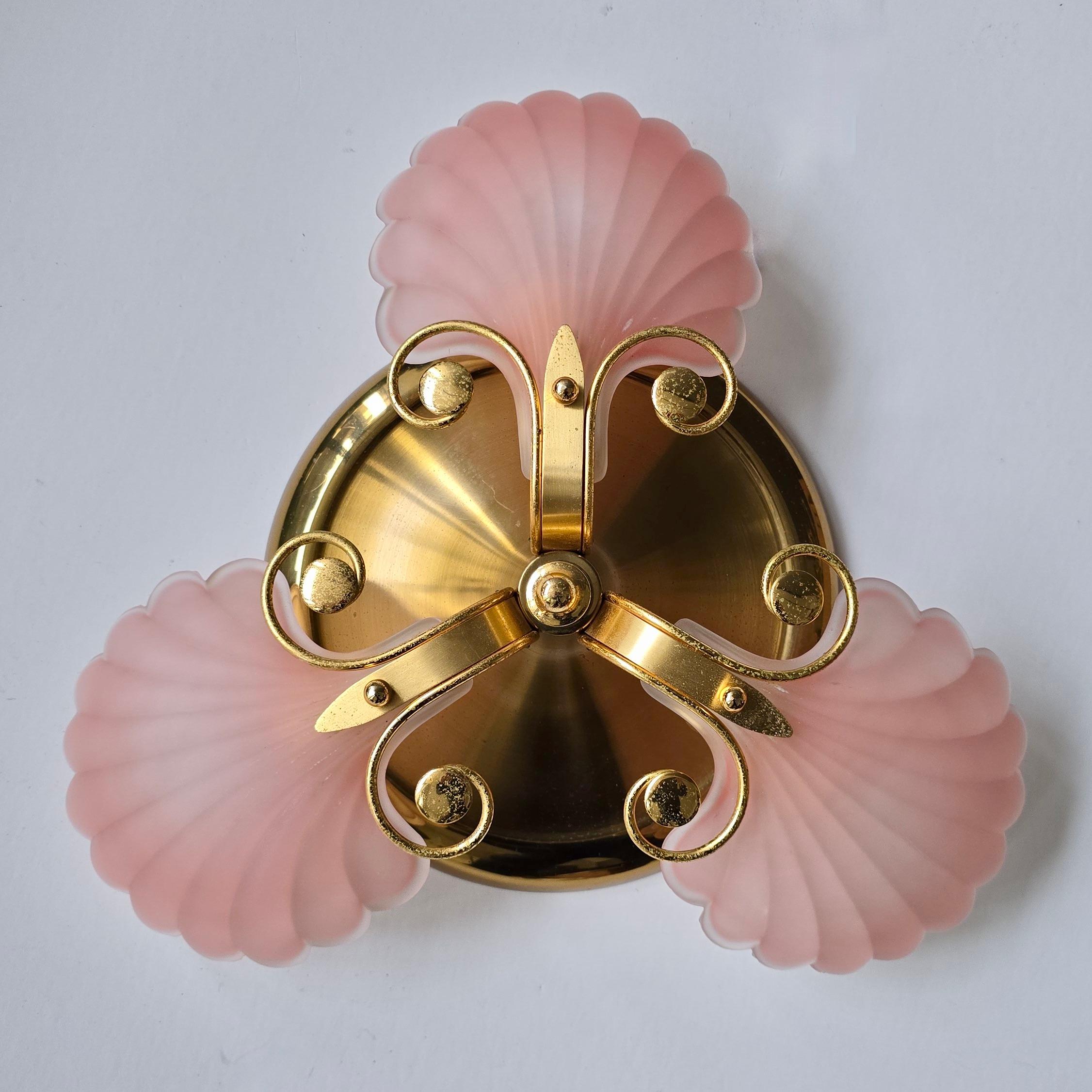 Rara lámpara de techo italiana de mediados de siglo con pantallas de cristal de concha rosa y dorado Moderno de mediados de siglo en venta