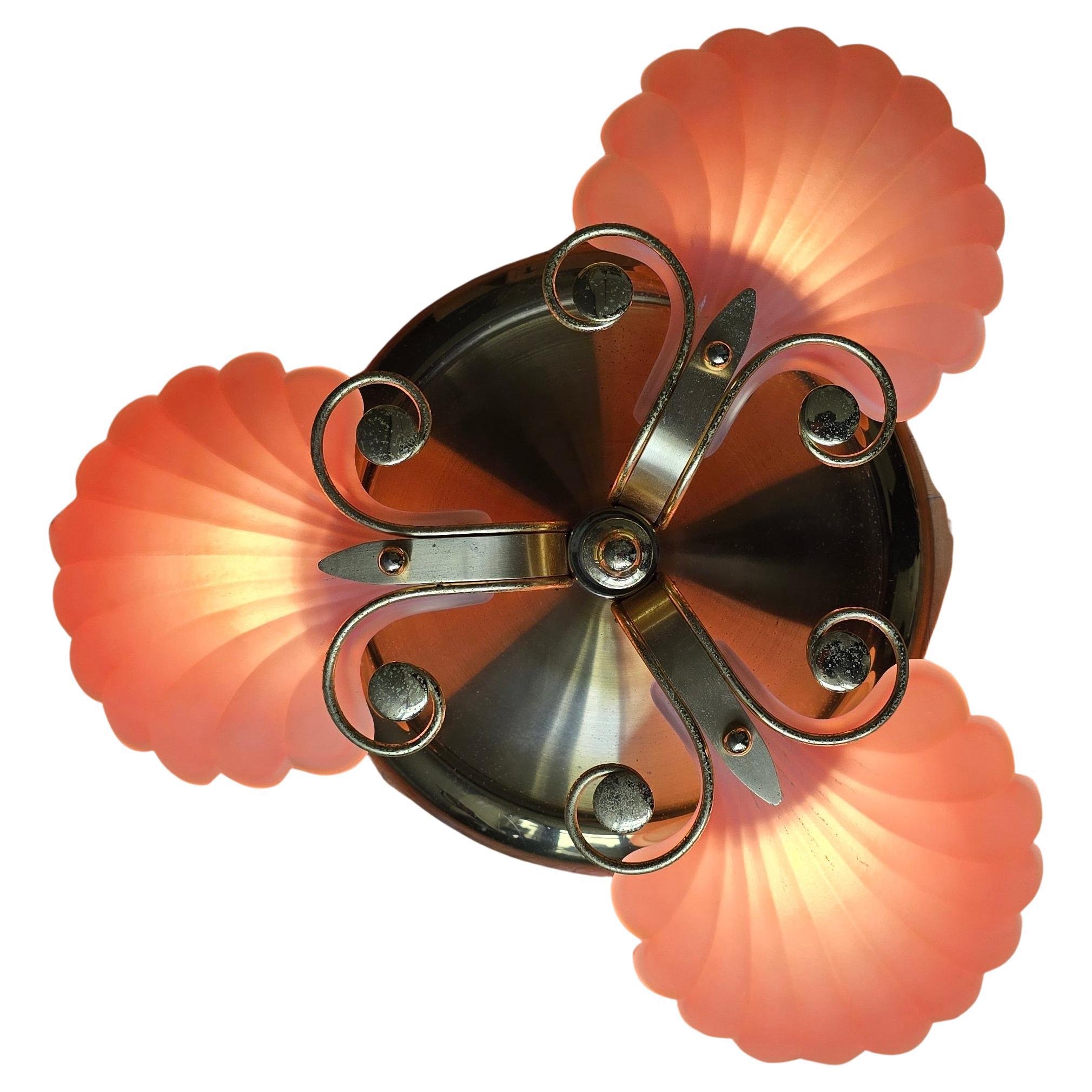 Rara lámpara de techo italiana de mediados de siglo con pantallas de cristal de concha rosa y dorado Italiano en venta