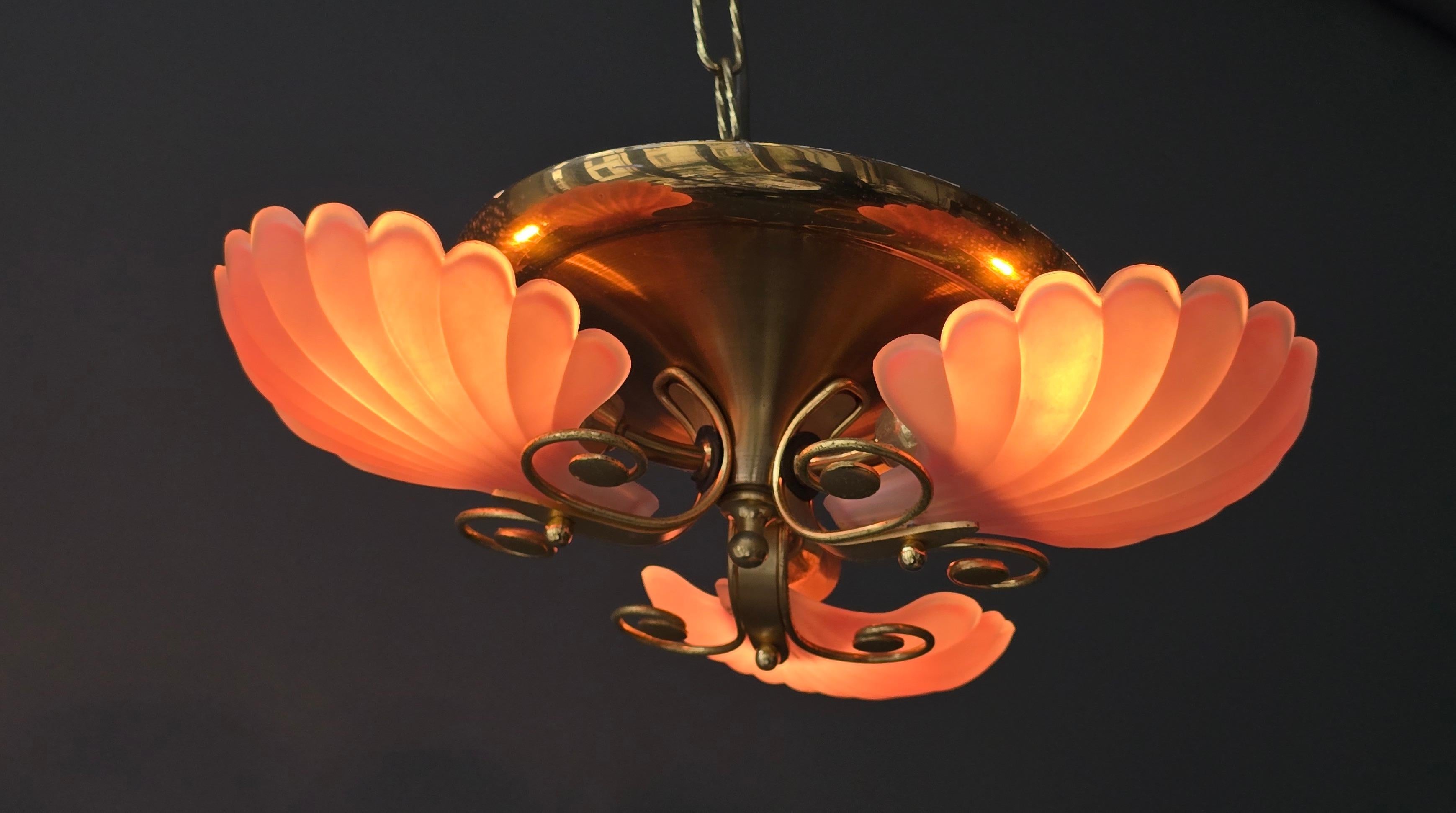 Rara lámpara de techo italiana de mediados de siglo con pantallas de cristal de concha rosa y dorado en Bueno estado para la venta en Antwerp, BE