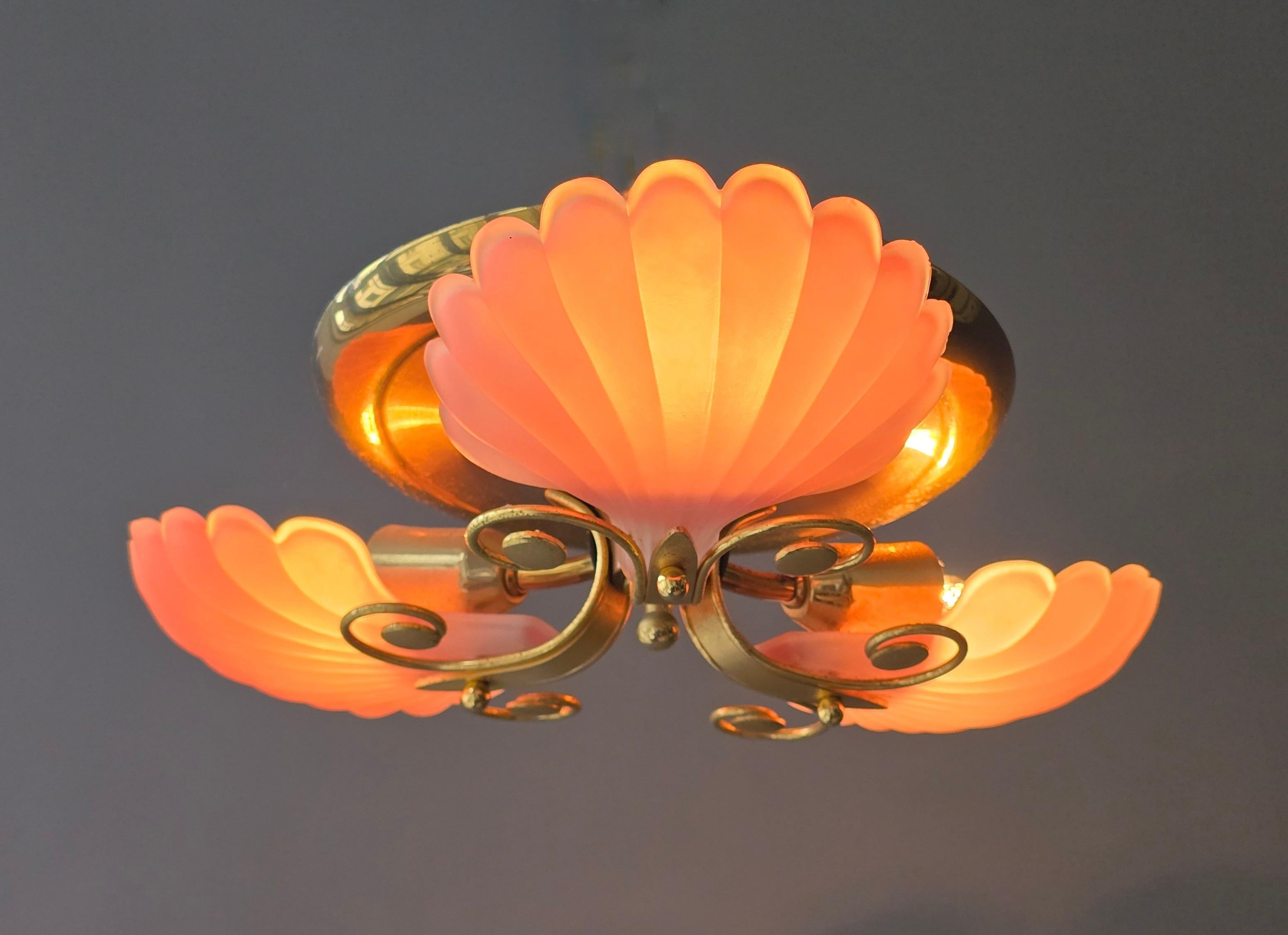 Rara lámpara de techo italiana de mediados de siglo con pantallas de cristal de concha rosa y dorado siglo XX en venta