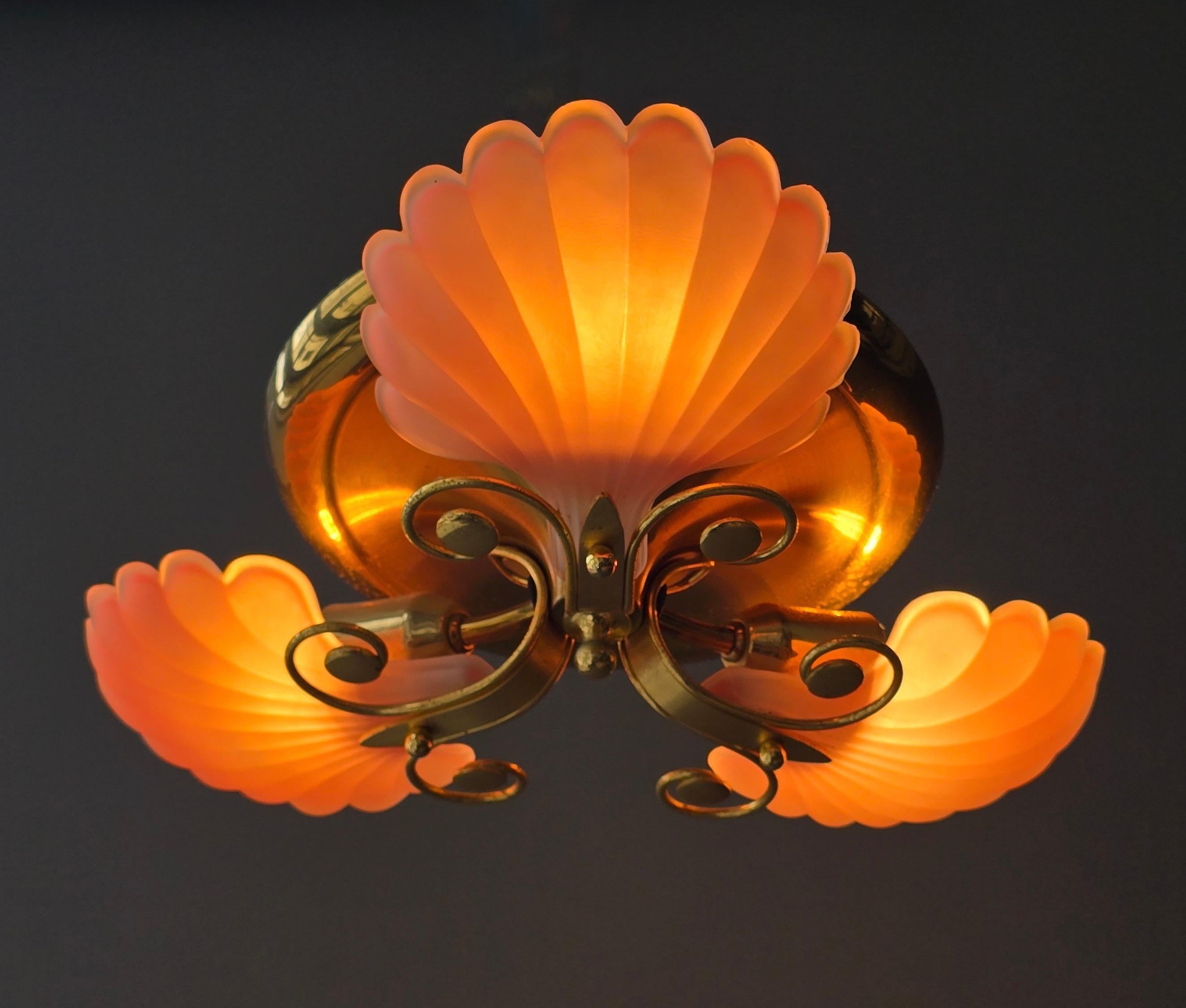 Rara lámpara de techo italiana de mediados de siglo con pantallas de cristal de concha rosa y dorado Latón en venta