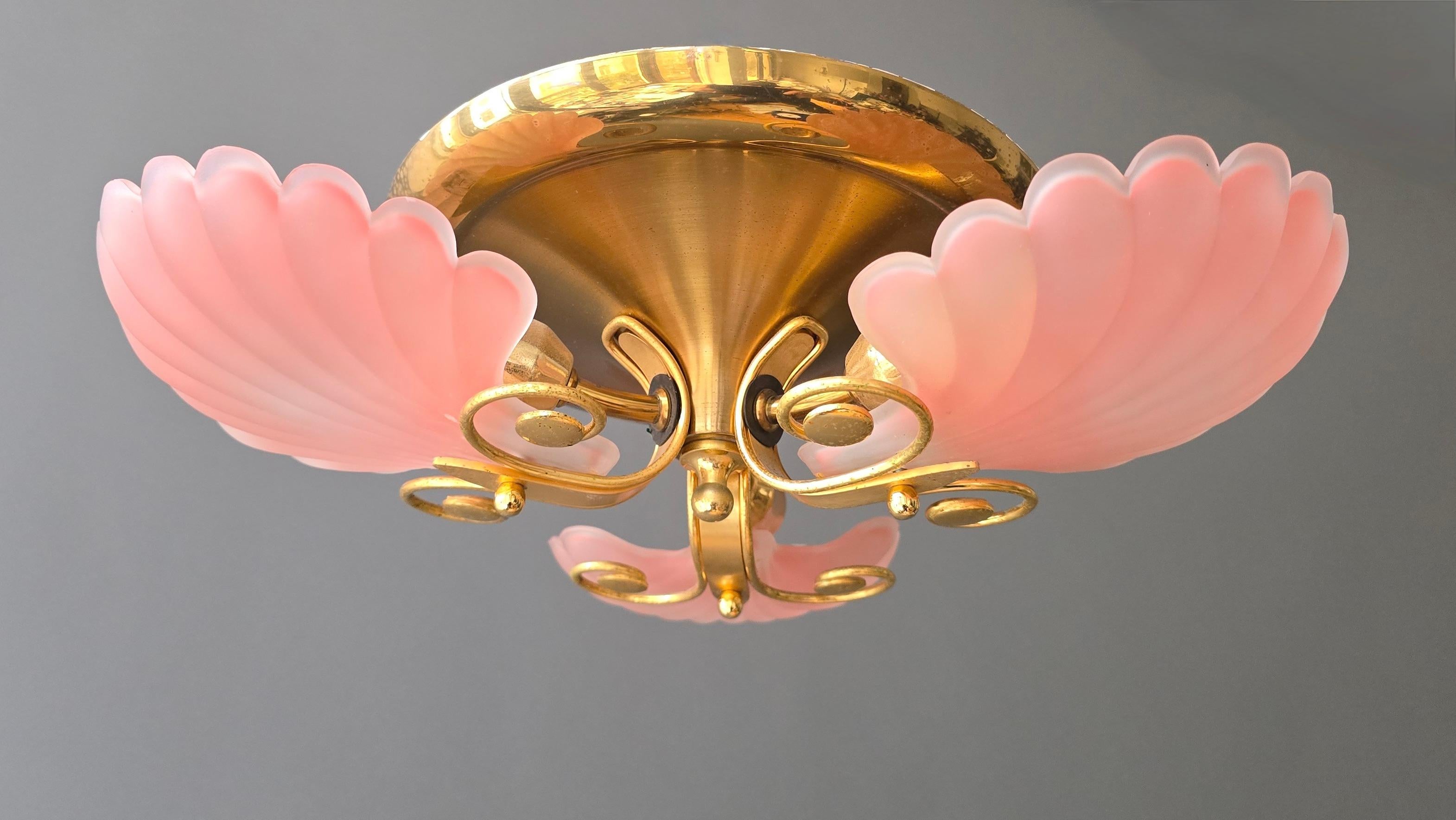 Rara lámpara de techo italiana de mediados de siglo con pantallas de cristal de concha rosa y dorado en venta 2