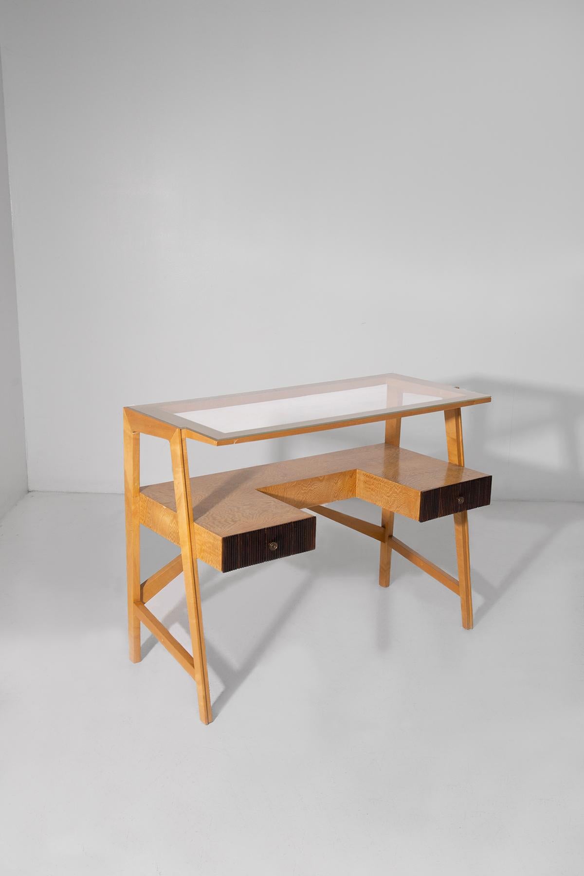 Seltener italienischer Mid-Century Modern Centre Desk - 1950er Design mit Glasplatte und skulpturalen Linien
Dieser seltene italienische Mittelschreibtisch aus der Mitte der 1950er Jahre ist ein hervorragendes Beispiel für italienisches Design des