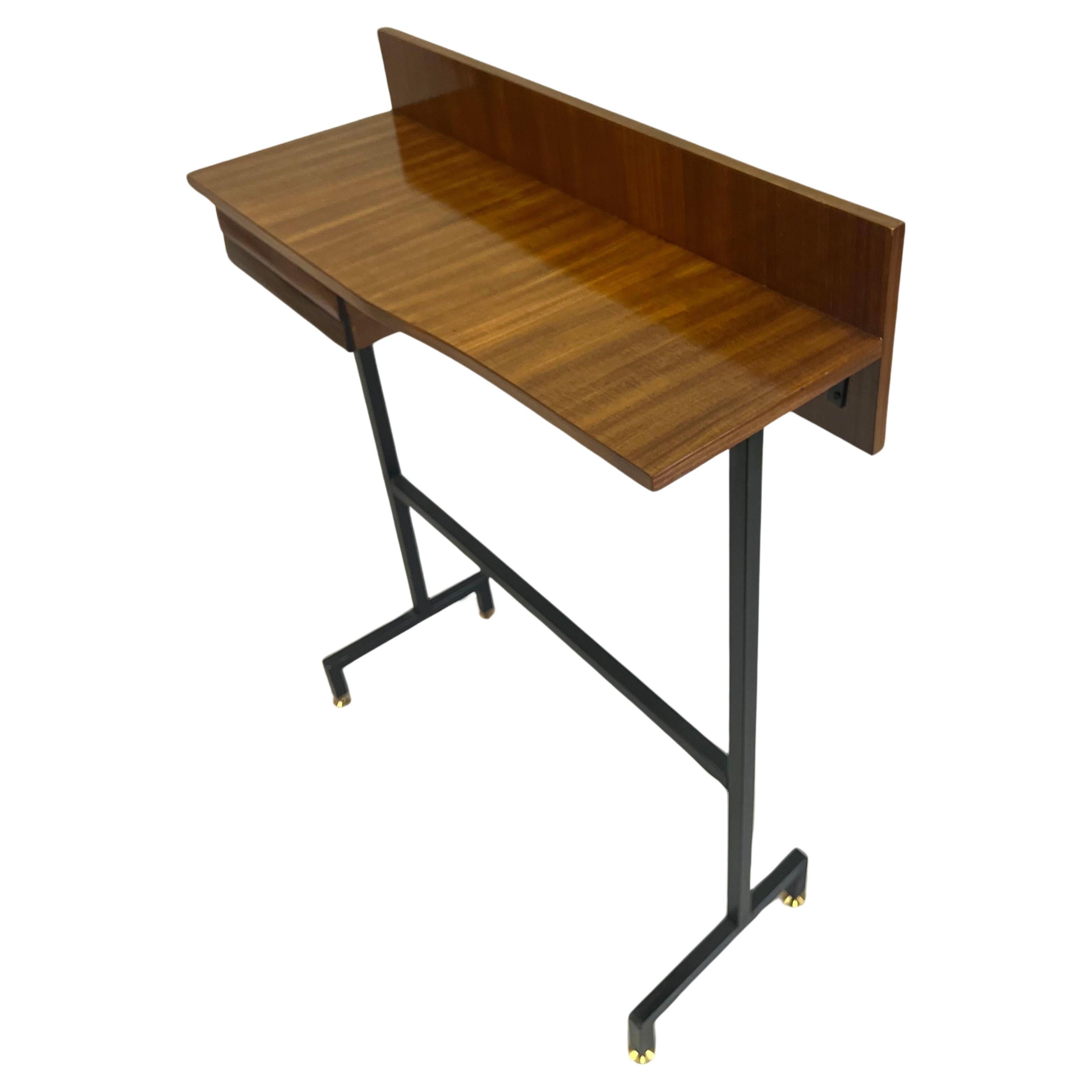 Rara consolle/scrivania italiana del Mid-Century Modern di Ico Parisi, Italia, circa 1960. La console ha una forma eccezionale e modernista ed è arricchita da materiali diversi e complementari e da un'elegante lavorazione. La maggior parte dei pezzi
