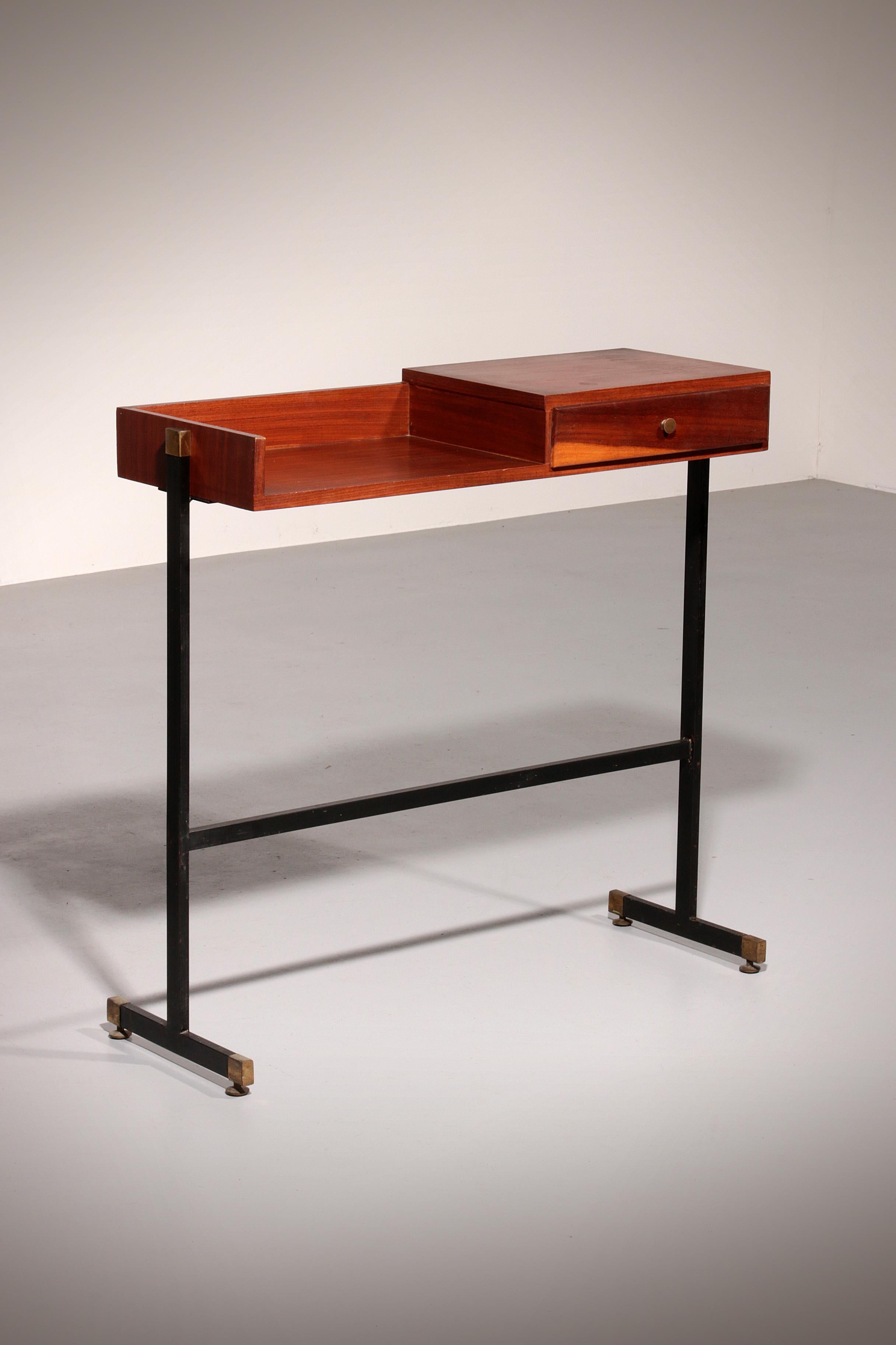 Découvrez un véritable joyau du design italien avec cette rare console moderne du milieu du siècle du légendaire Ico Parisi, fabriquée en Italie vers 1960. Cette pièce se distingue par sa forme exceptionnelle et moderniste et par l'utilisation