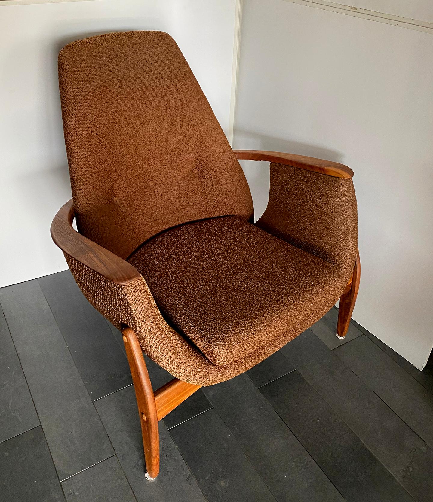 Mid-Century Modern Rare Italian Modern Walnut 3-Leg Lounge Chair, Luigi Tiengo for Cimon