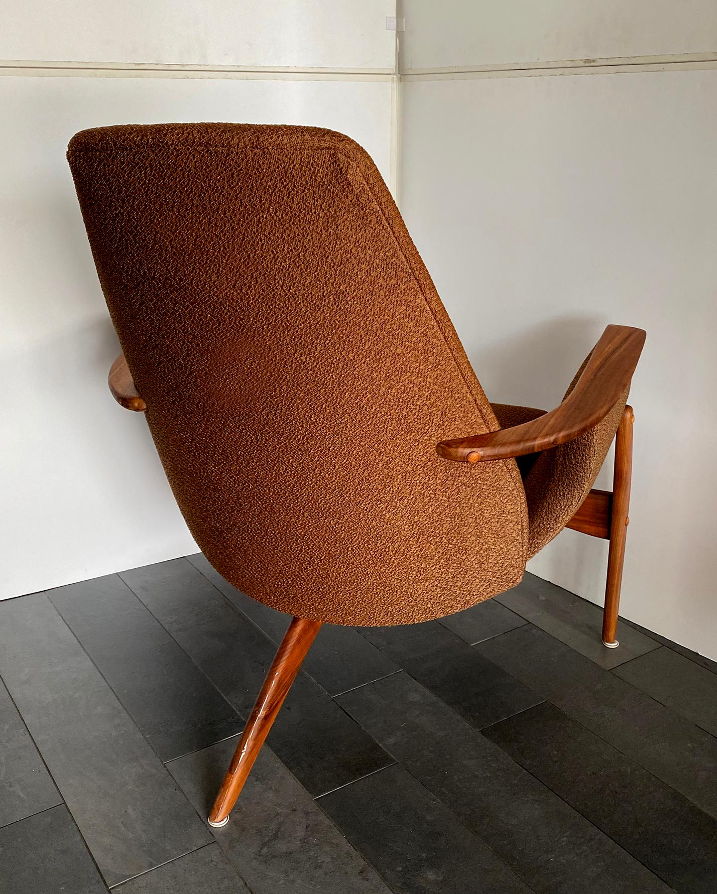 Rare Italian Modern Walnut 3-Leg Lounge Chair, Luigi Tiengo for Cimon In Good Condition In Hollywood, FL