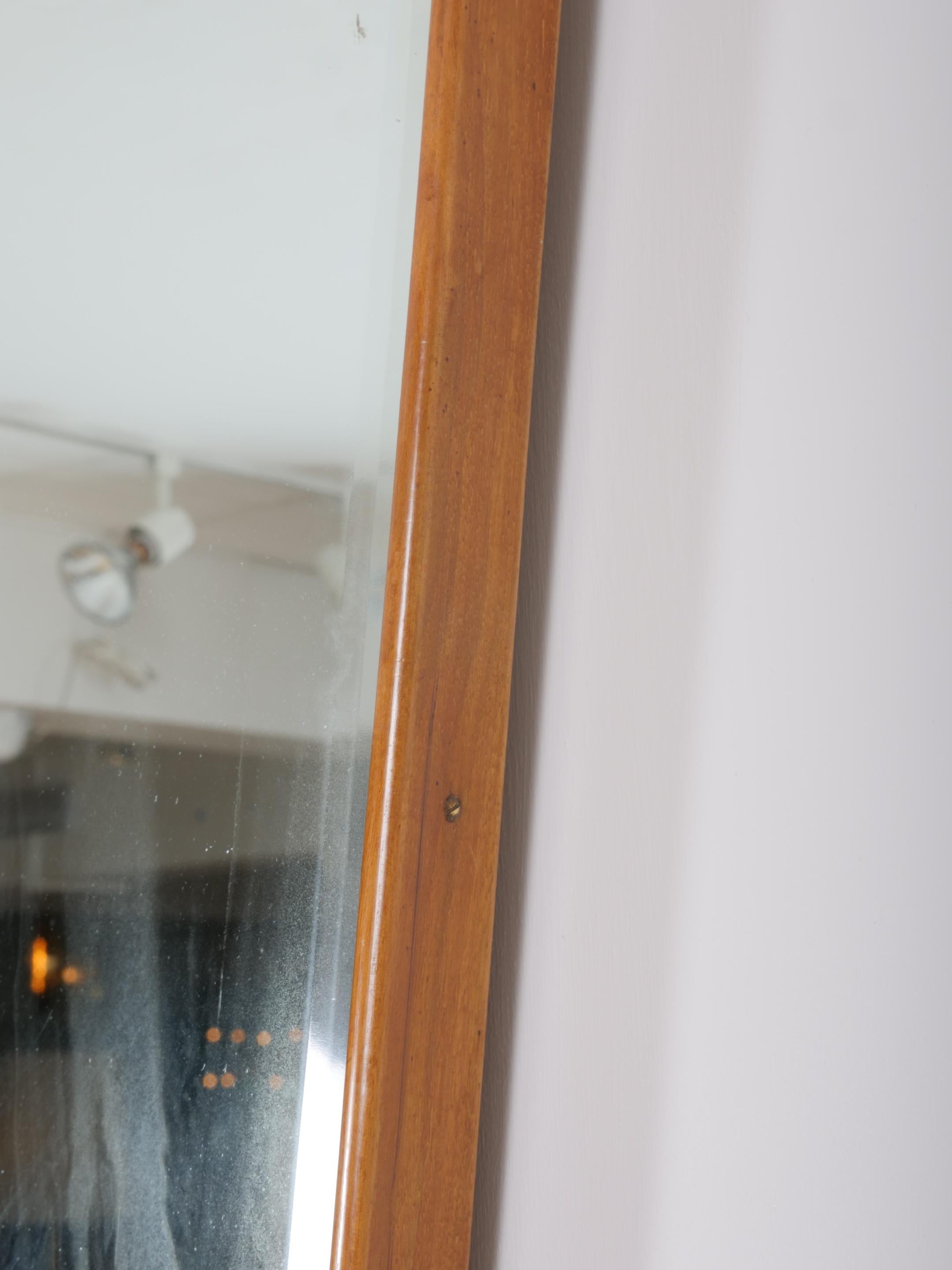 Rara specchiera italiana con cornice in Oak e piastra a specchio smussata. c1950 In condizioni buone in vendita a London, GB