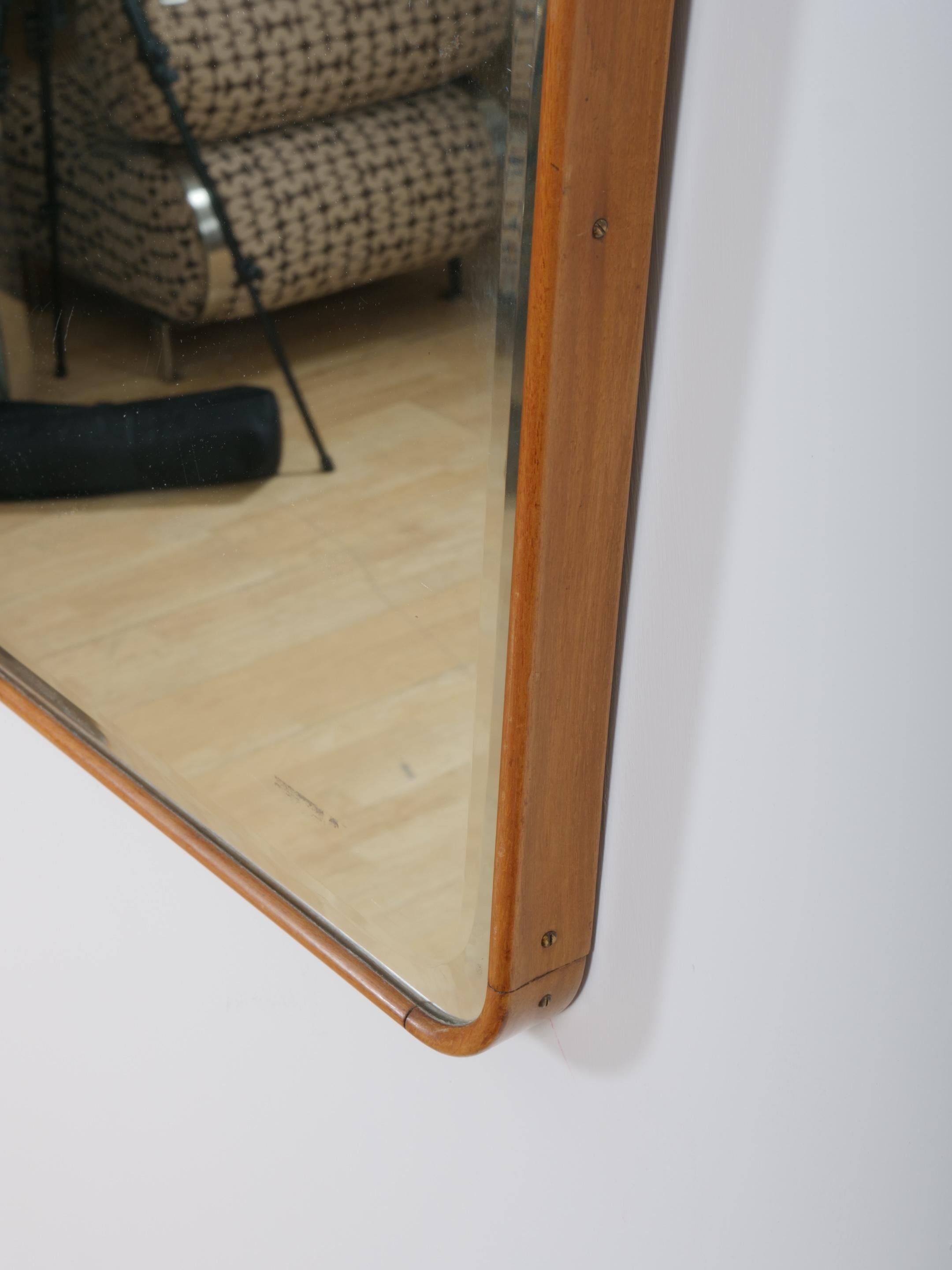 Metà XX secolo Rara specchiera italiana con cornice in Oak e piastra a specchio smussata. c1950 in vendita