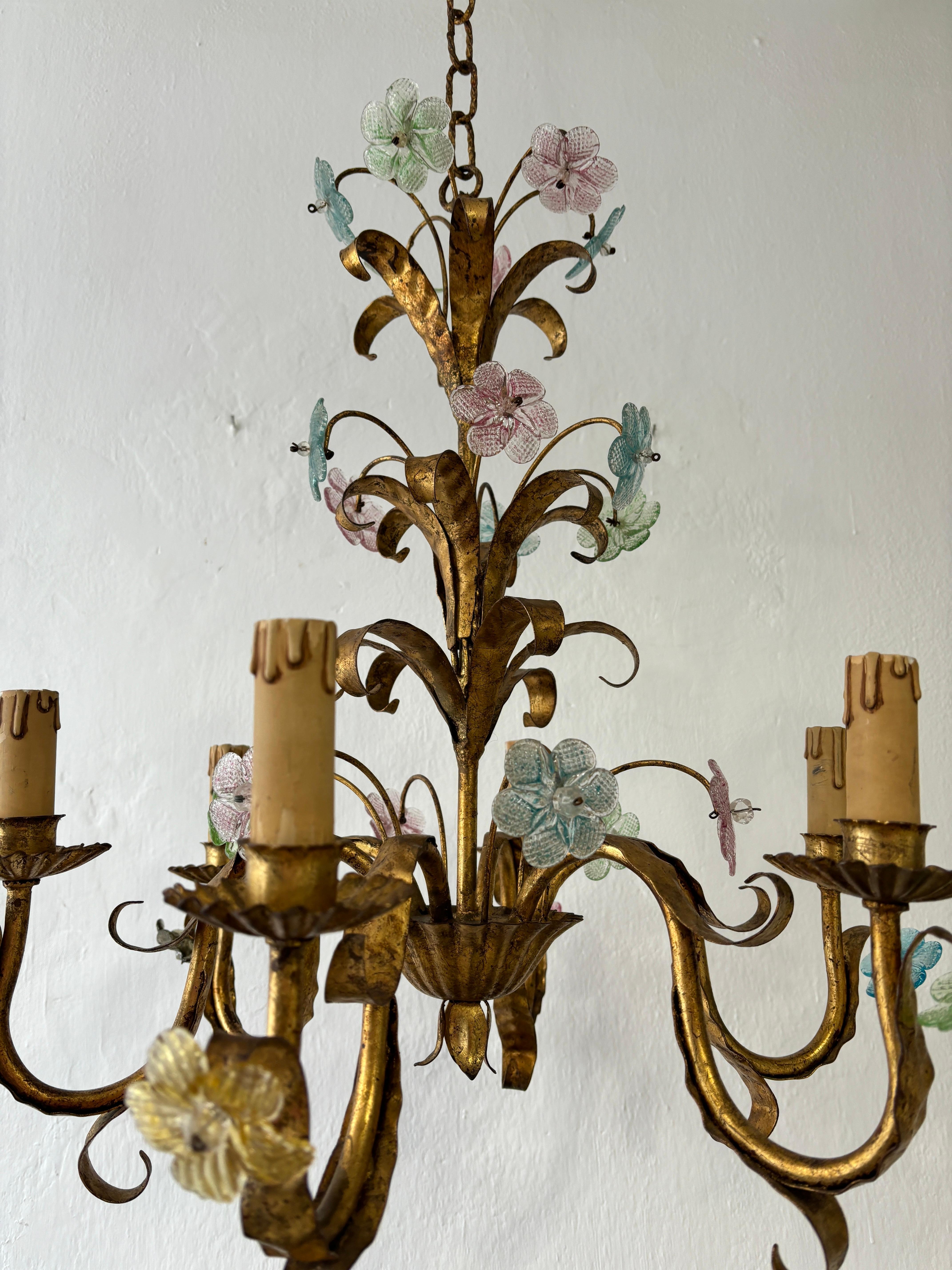 Milieu du XXe siècle Rare lustre italien en métal doré à fleurs pastel de Murano, circa 1950 en vente