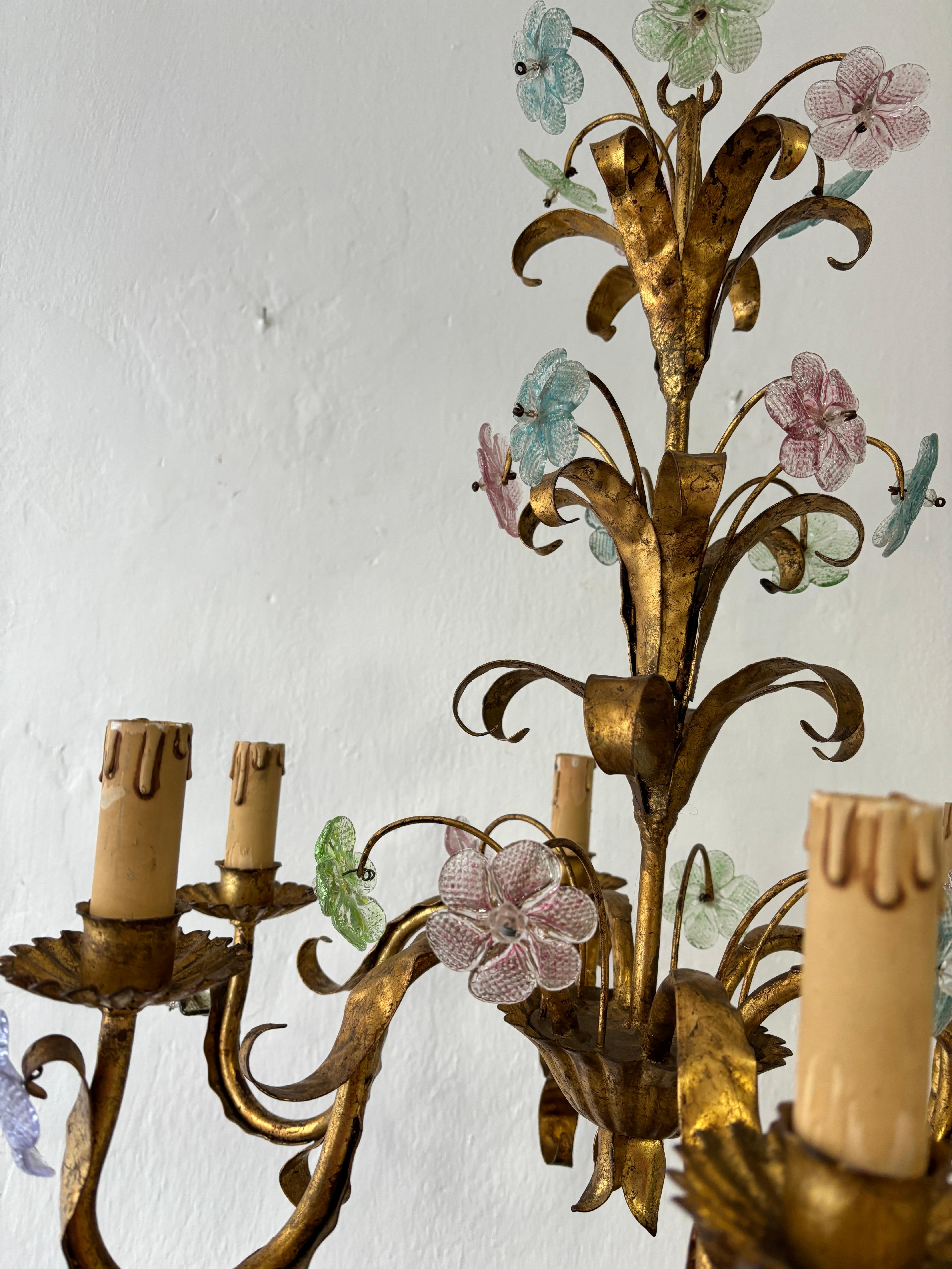 Seltener italienischer Murano-Kronleuchter mit mehrfarbigen Pastellblumen und vergoldetem Zinn, um 1950 (Mitte des 20. Jahrhunderts) im Angebot