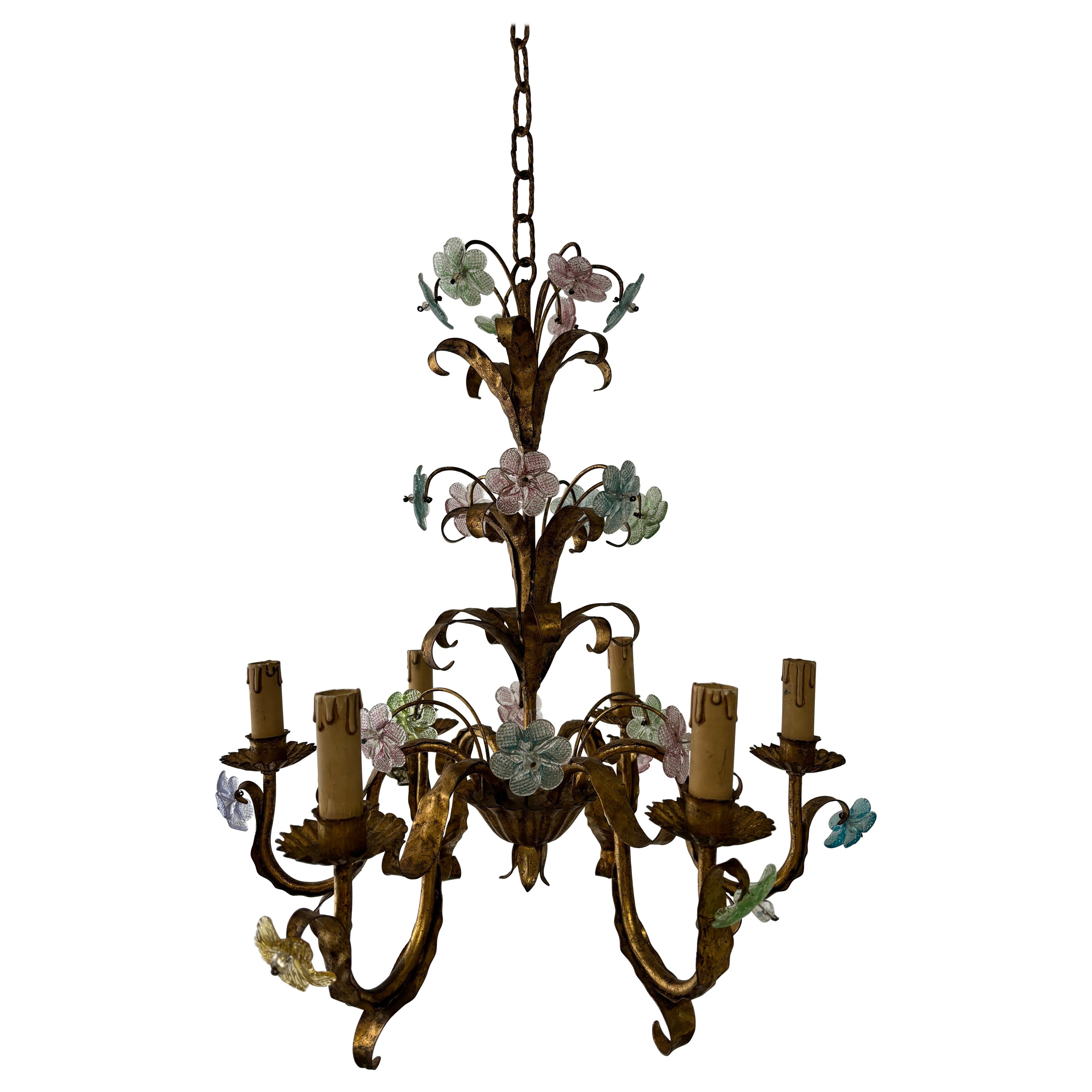 Raro lampadario italiano di Murano con fiori pastello multicolore in tole dorate, circa 1950