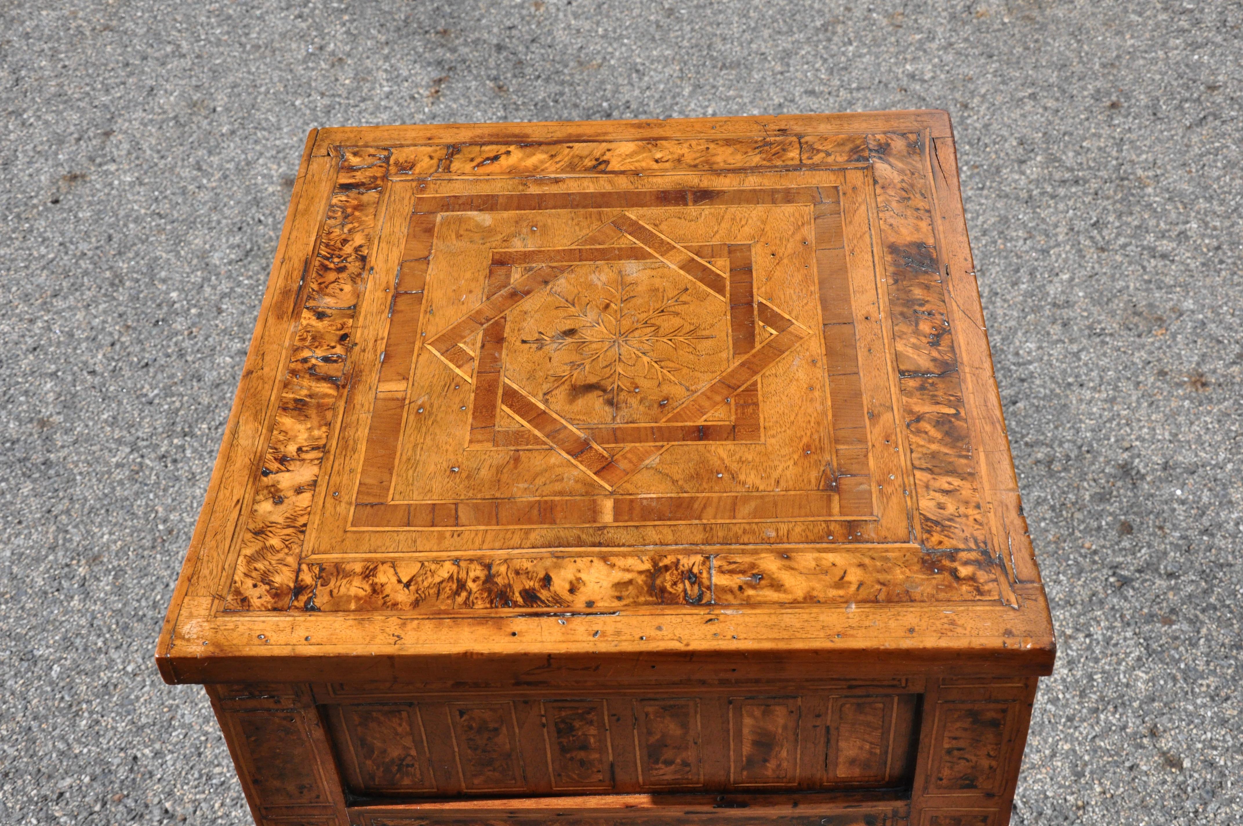 Rare Italian Neoclassical Maggiolini Walnut Marquetry Commode 2