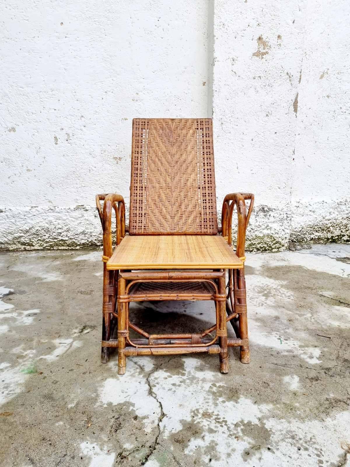 Rare chaise longue en rotin et osier,
avec poufs a été fabriquée dans les années 20 par Bonacina en Italie.
