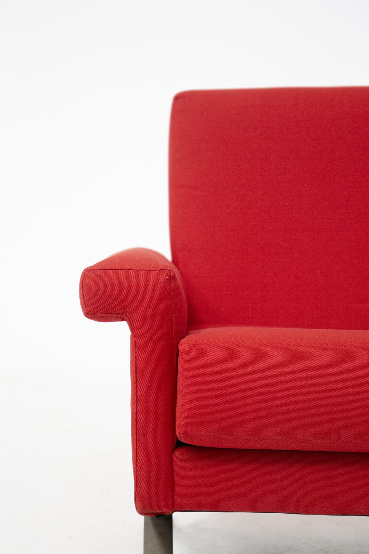 Rare canapé quatre places par Ico Parisi pour Cassina modèle 875 des années 60. La structure est en métal, et la couverture est en tissu de coton rouge. Le canapé à travers les lignes épurées et définies très rigoureux, femme simplicité et le