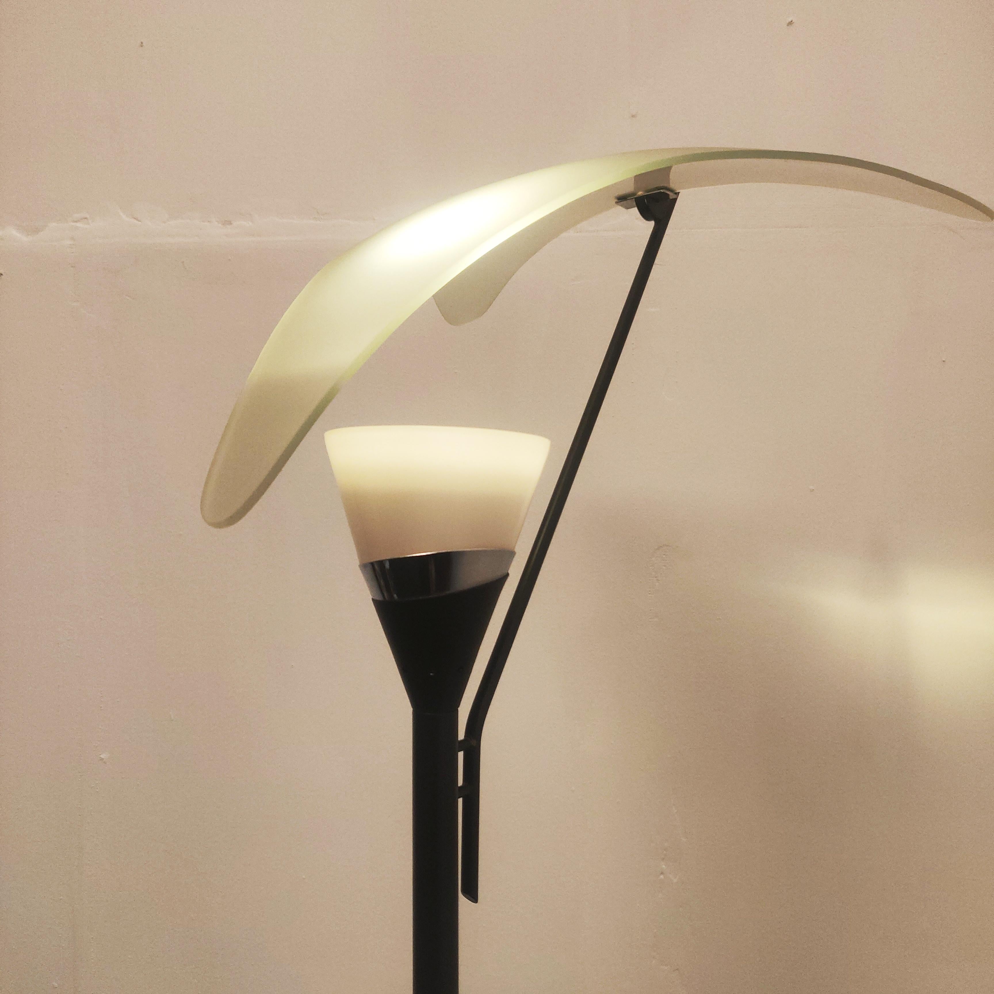 Seltene italienische Stehlampe aus reflektierendem Glas, 1970er Jahre im Angebot 3