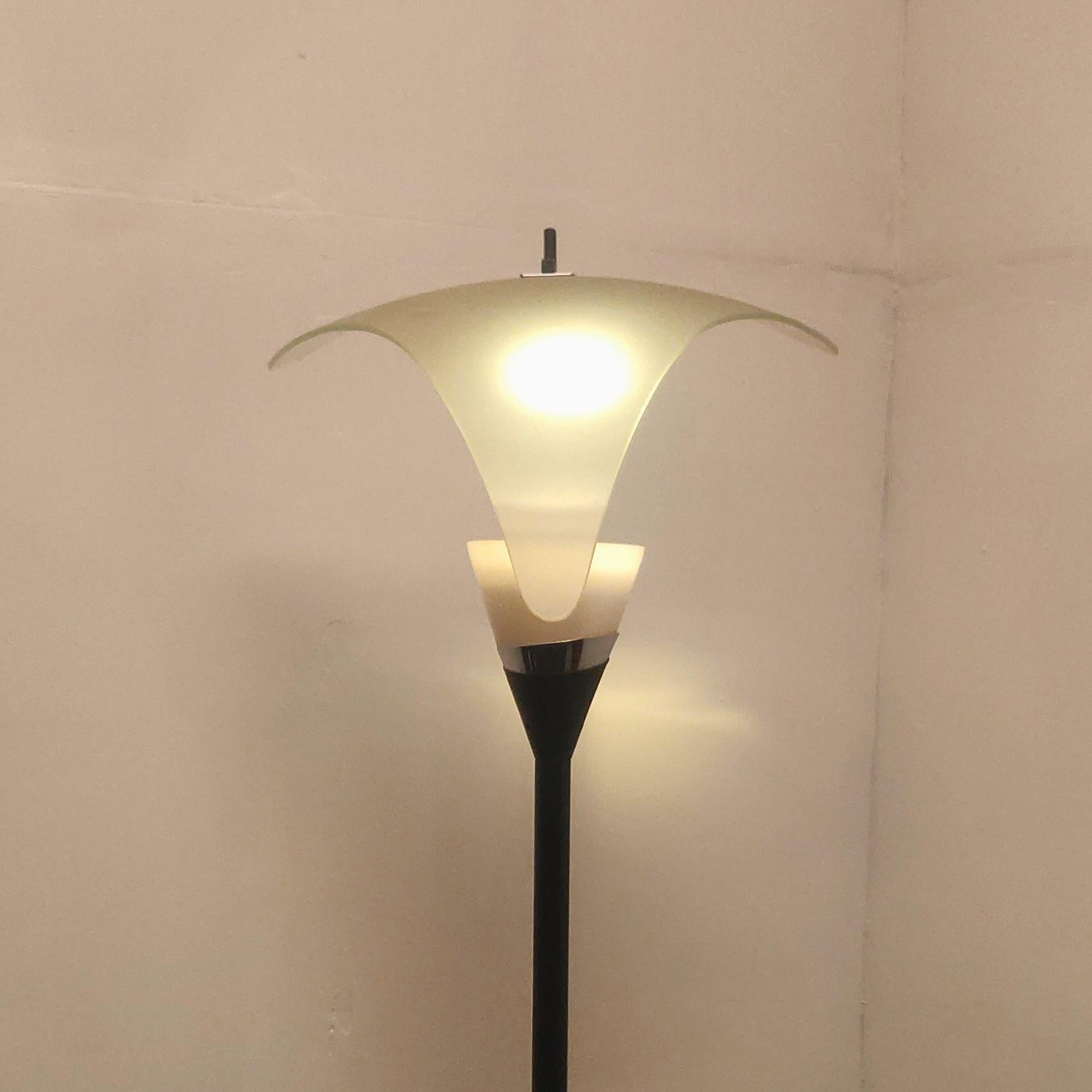 Rare Italian Reflecting Glass Floor Lamp, 1970s In Good Condition For Sale In MIJDRECHT, NL