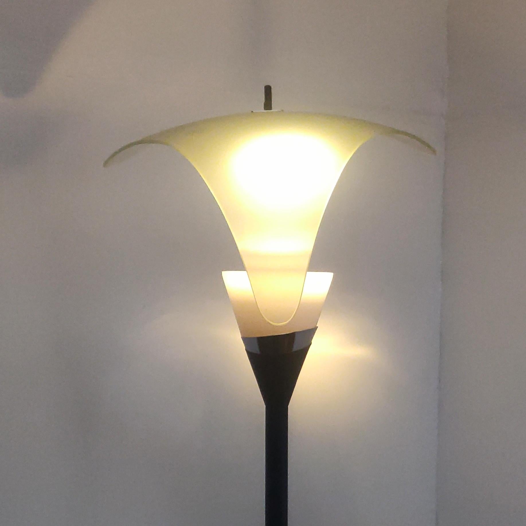 Seltene italienische Stehlampe aus reflektierendem Glas, 1970er Jahre im Zustand „Gut“ im Angebot in MIJDRECHT, NL