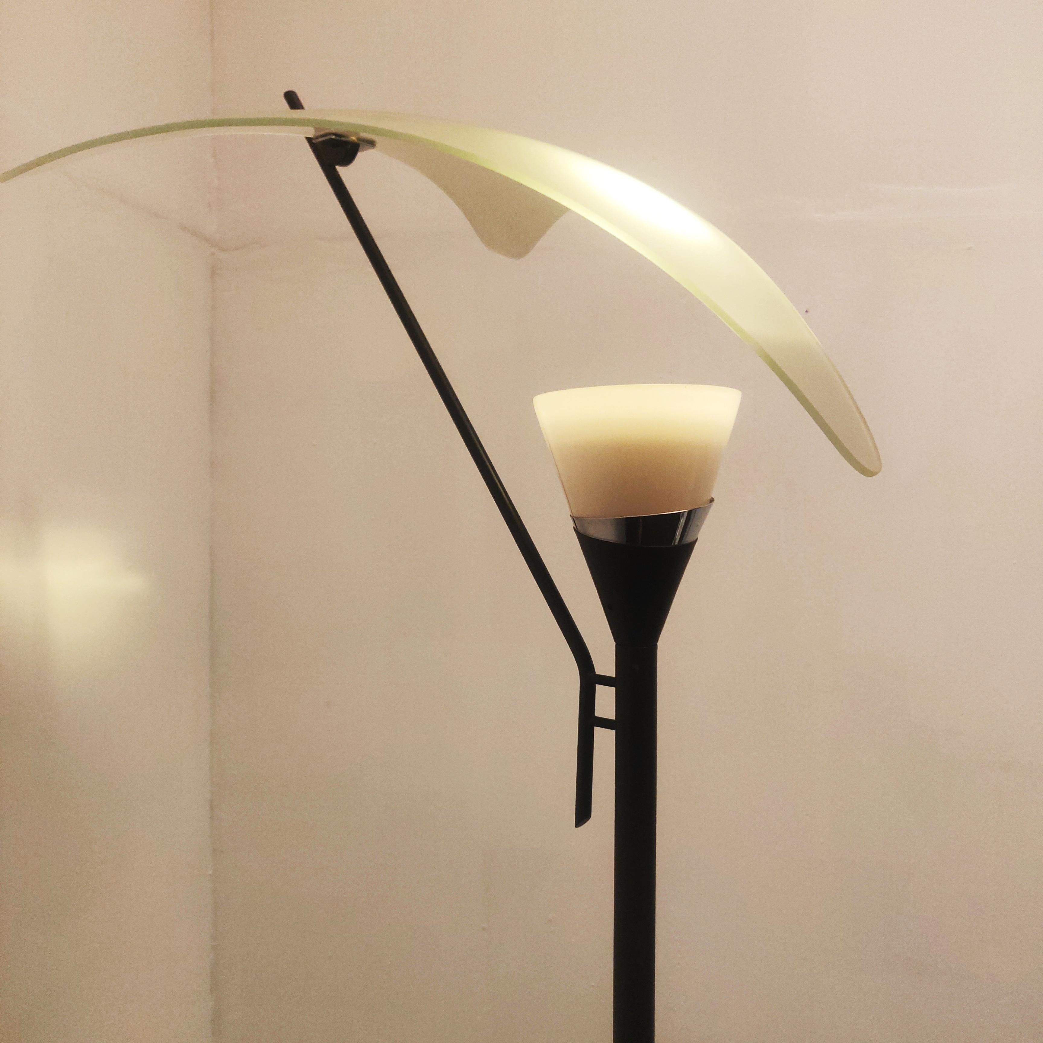 Seltene italienische Stehlampe aus reflektierendem Glas, 1970er Jahre im Angebot 2