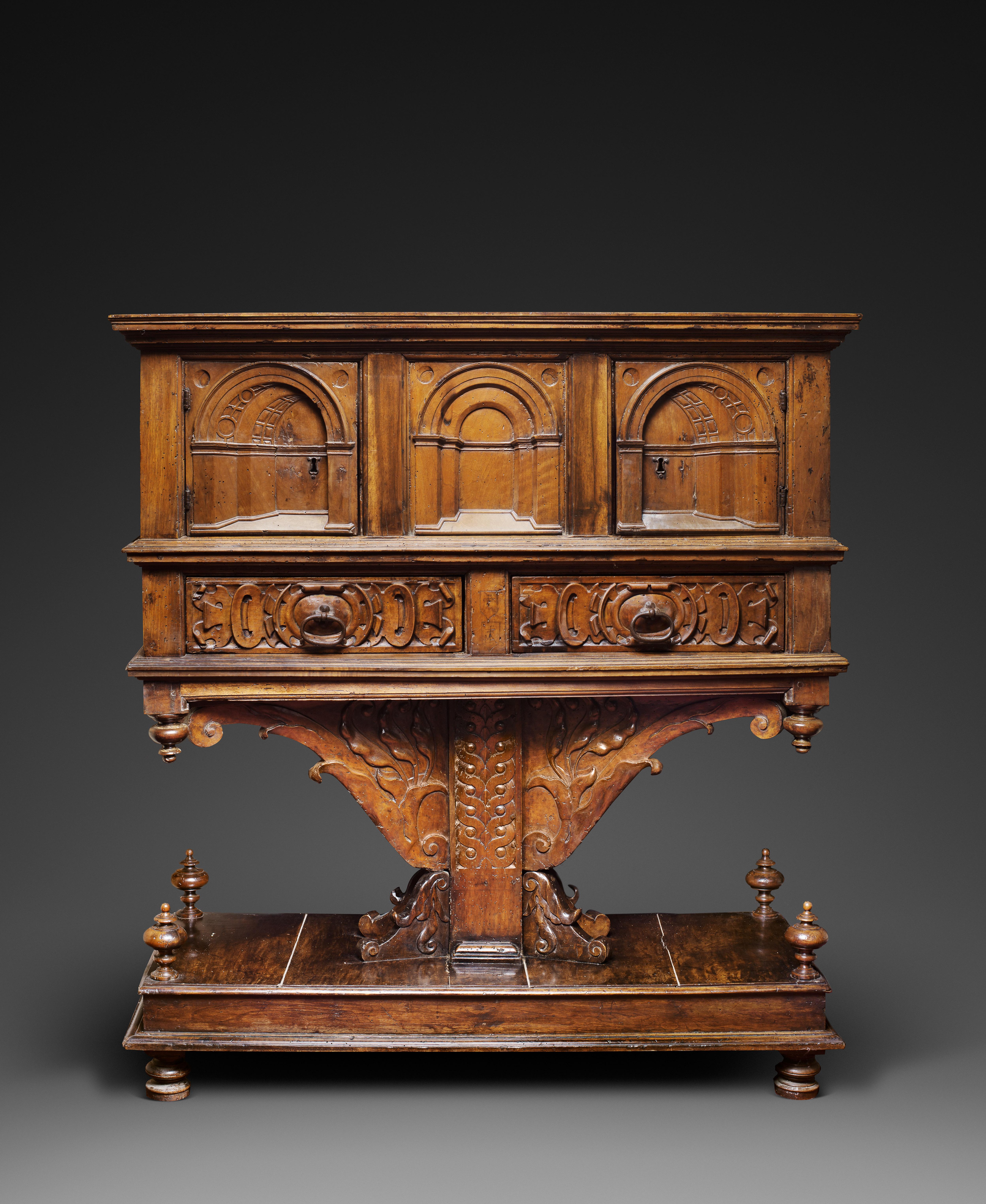 RARE ITALIAN RENAISSANCE PERSPECTIVES SIDEBOARD WITH FAN-SHAPED PEDESTAL

ORIGIN: TUSCANY, FLORENCE
PERIOD: 16th CENTURY

Height : 143.5 cm
Length : 133 cm
Depth : 54 cm

Light coloured Walnut

This beautiful and very rare dresser of the