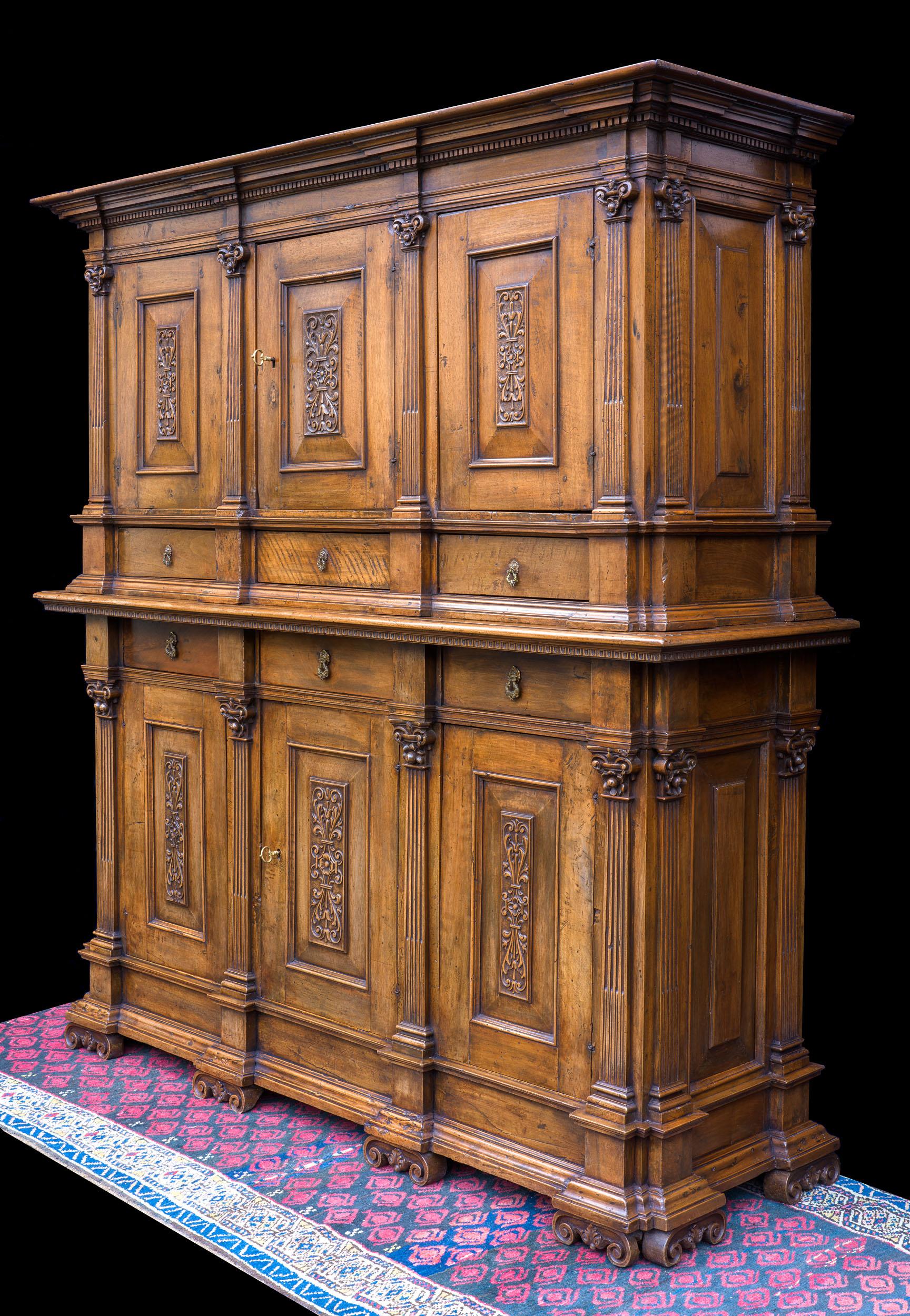 Rare cabinet en noyer de la Renaissance italienne en vente 3