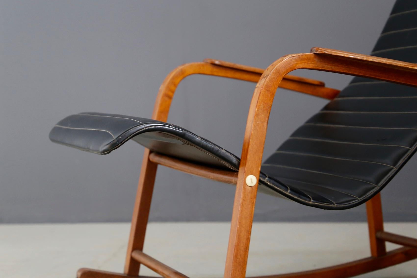 Rare Italian-made rocking chair from the 1950s.
The rocking chair is made of wood for its structure while the seat cover is in black leather.
The leather is in excellent condition, has only slight scratches.
The great comfort of the seat is given