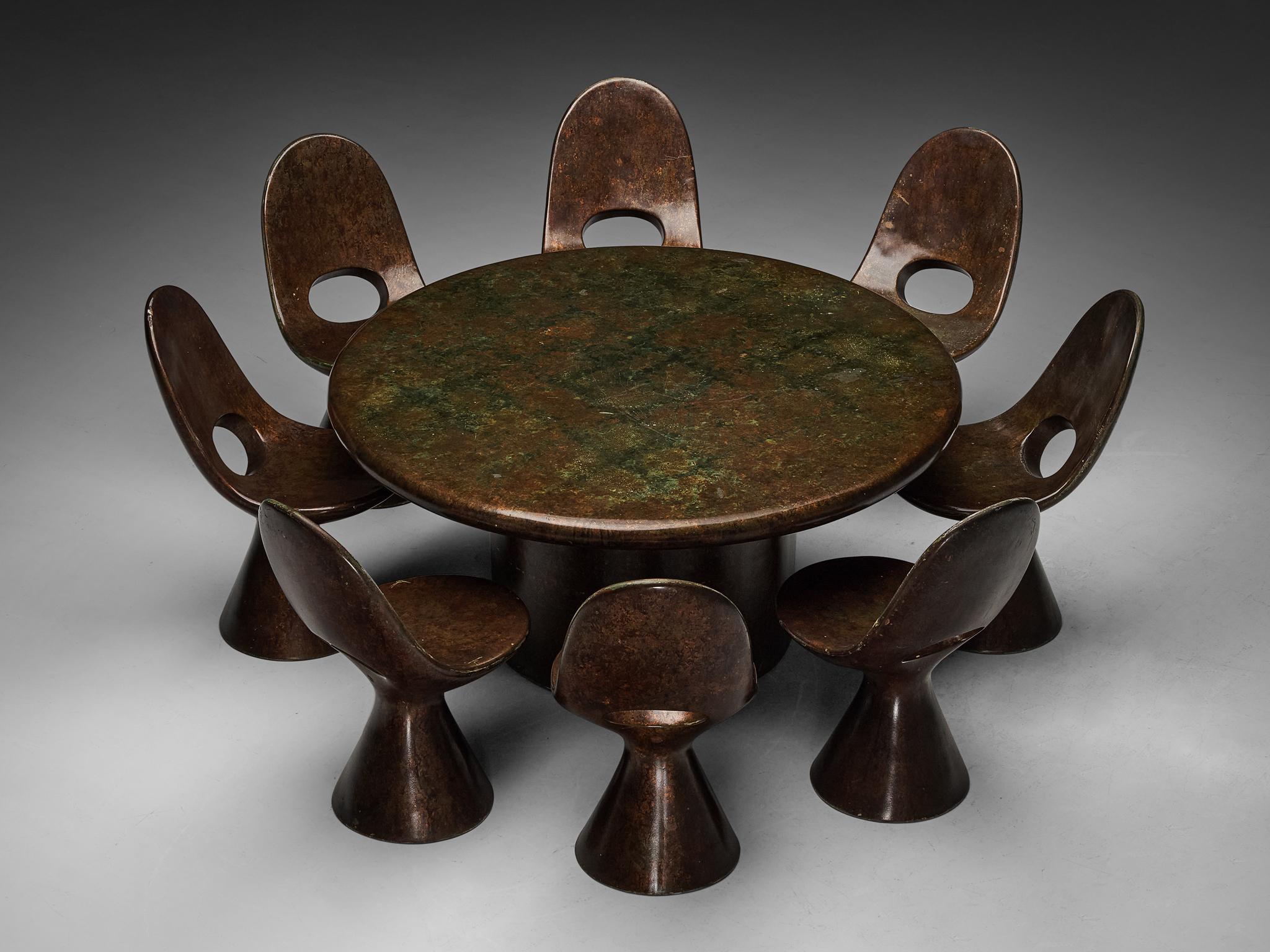 Dining room or garden set including a table and eight chairs, fiberglass, Italy, 1980s

Encountering such a distinctive ensemble, comprising a table and dining chairs marked by a sculptural essence with a radiant expression, is a rare occurrence.