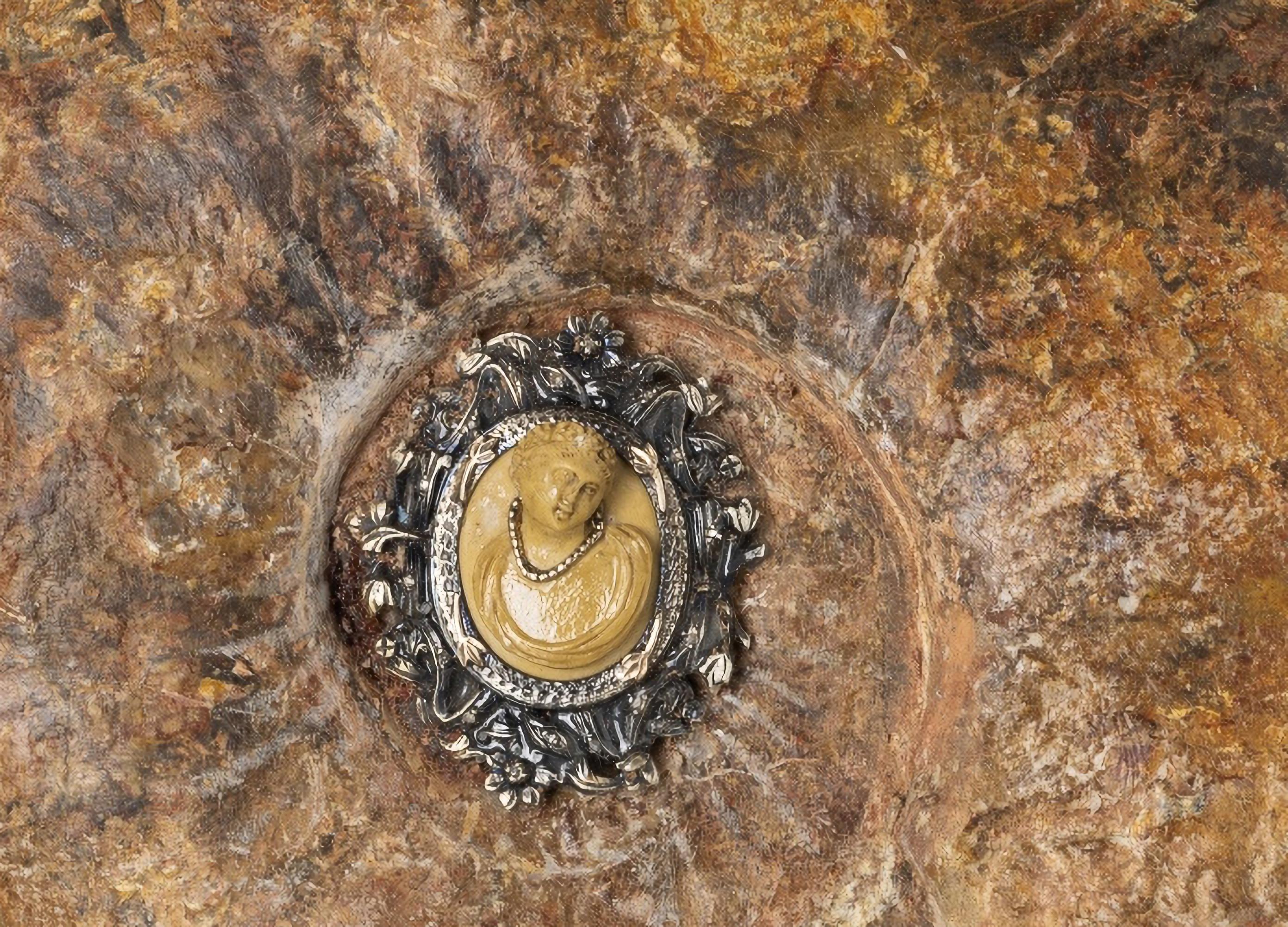RARE ITALIAN SCULPTURE WITH SILVER AND GOLD 19th Century

fossil with silver and gold mount and cameo in volcanic lava.
Signs of use.
Dim.: 17 x 14 cm