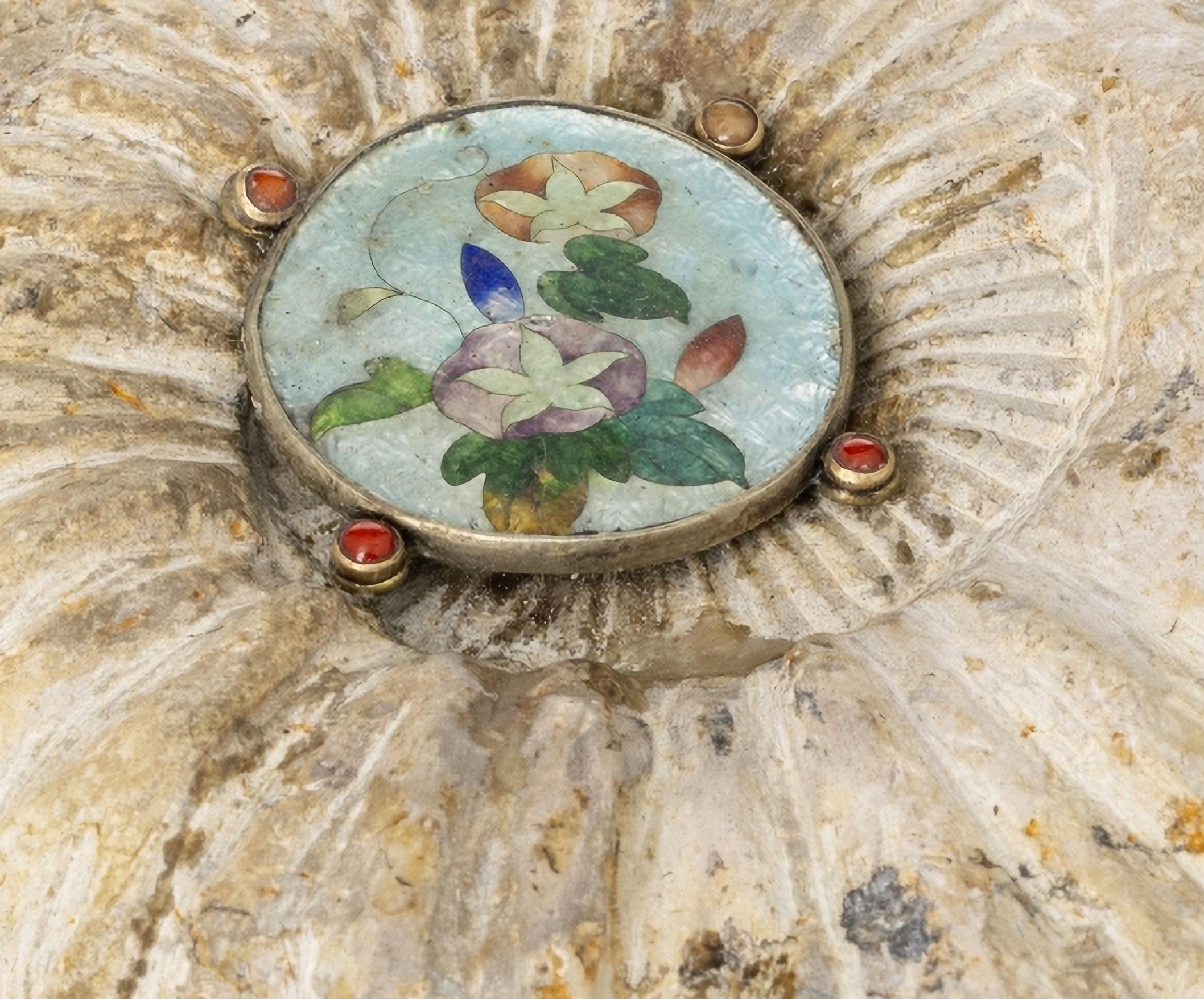 RARE ITALIAN SCULPTURE WITH SILVER AND GOLD 19th Century

fossil with silver and gold insect monture stylized with emeralds, corundum and freshwater pearls, with ceramic plate.
Signs of use.
Dim.: 20 x 19 cm