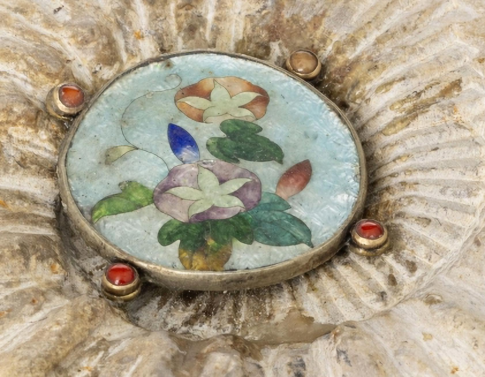 Art Deco RARE ITALIAN SCULPTURE WITH SILVER, GOLD AND A CAMEO 19th Century For Sale