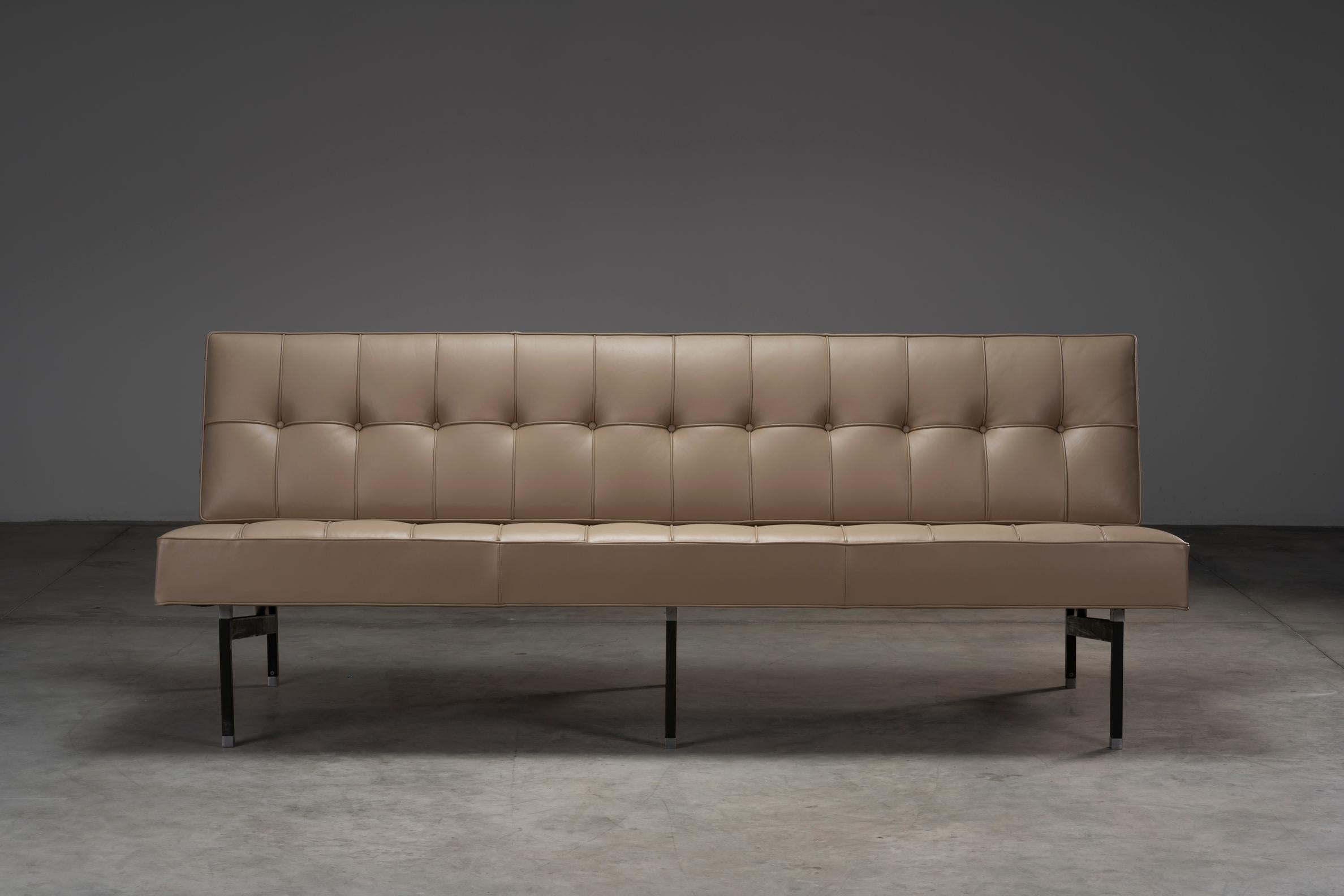 Raro sofá fabricado por MIM Roma (Mobili Italiana Moderne) en Italia. MiM fue fundada en 1958 por Ennio Faziola. La idea era realizar todo el ciclo de producción de muebles para el hogar y la oficina, desde el diseño hasta la producción y la venta.