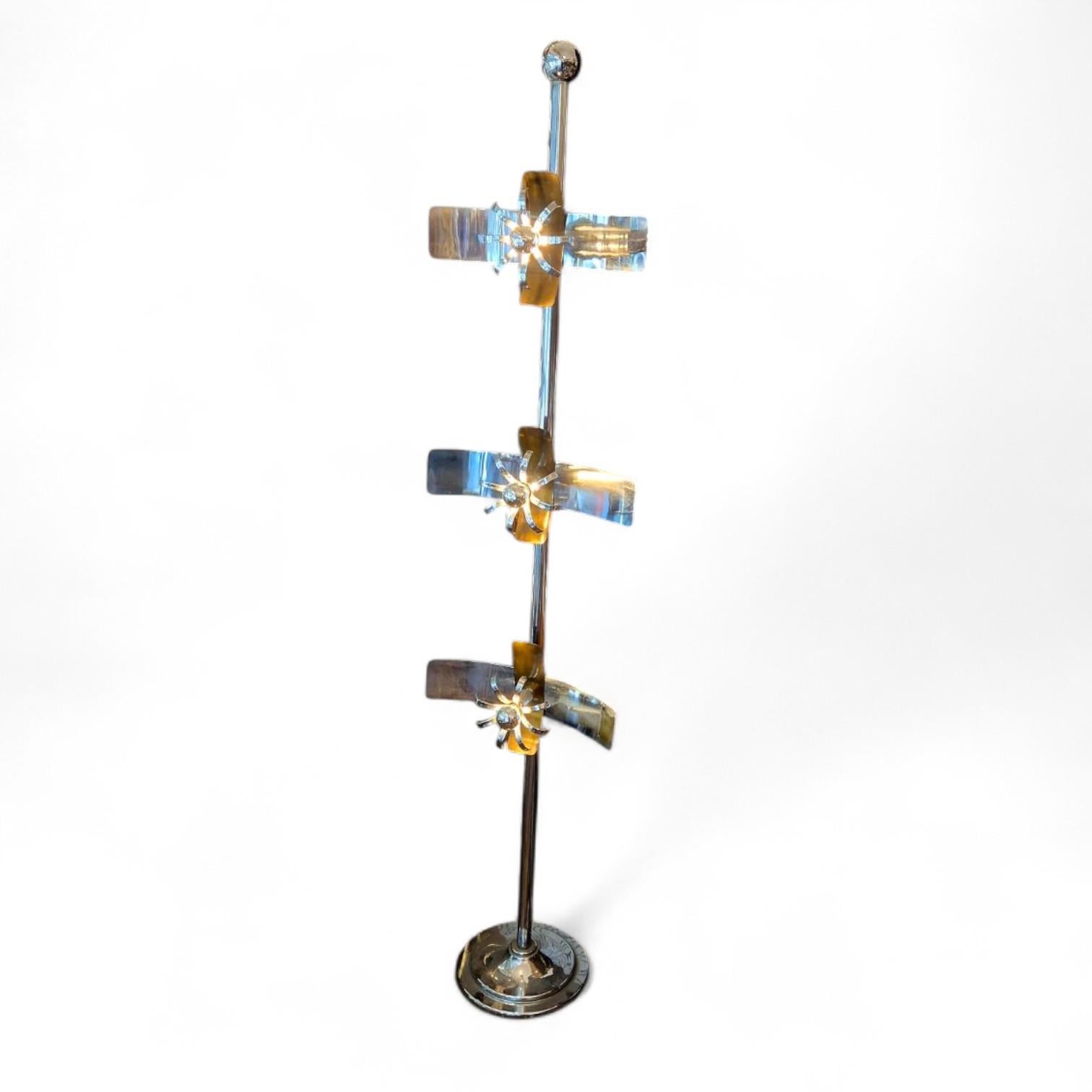 This vintage floor lamp from the 1970s, made in Italy, reflects both the spirit of Mid-Century Modern design and the futuristic aesthetic of the Space Age style. Inspired by the space era, it combines sculptural forms and shiny materials in a