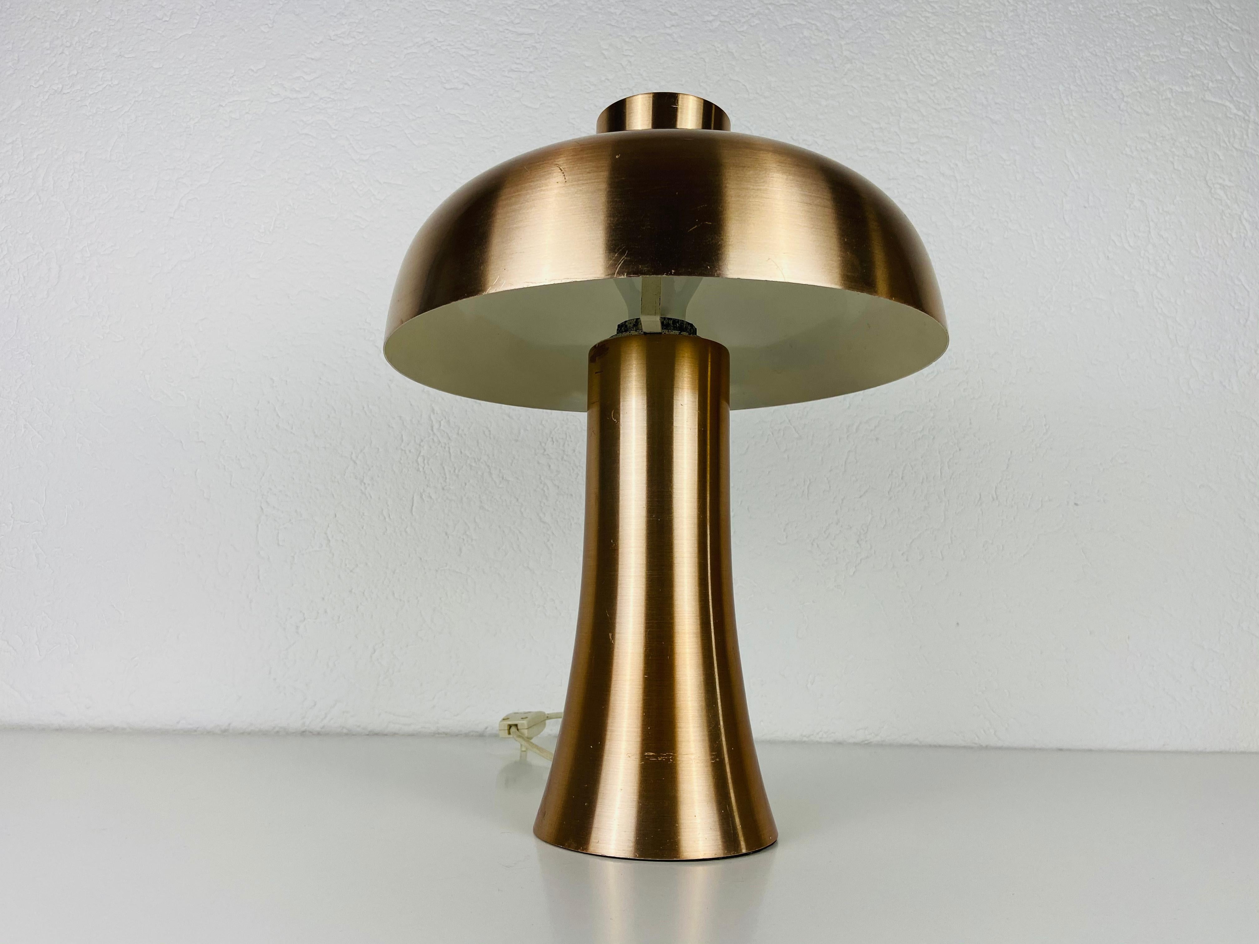 An Italian table lamp made in the 1960s. Made of thin aluminium. The lighting has an exceptional mushroom shaped design.

The light requires one E27 (US E26) light bulb. Works with both 120/220V. Good vintage condition.

Free worldwide express