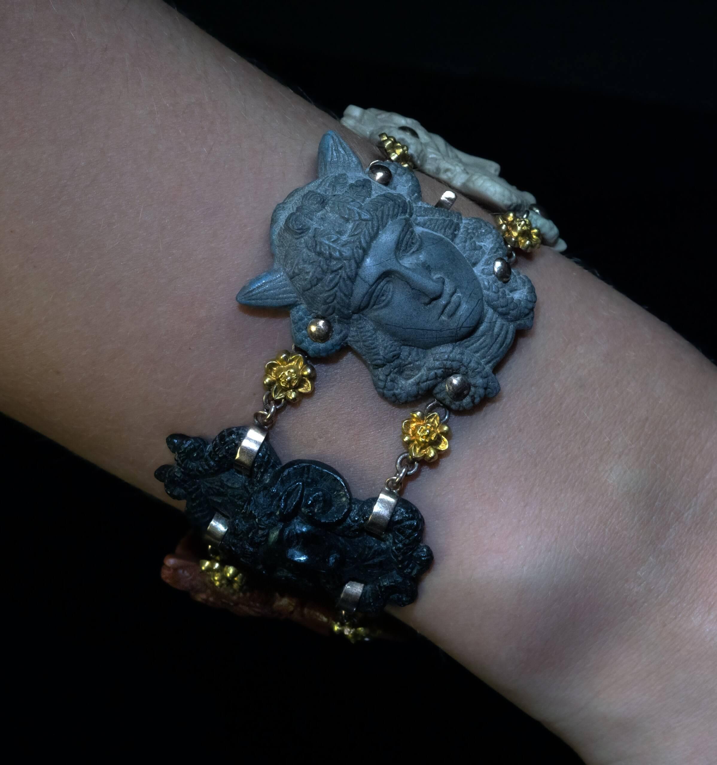 Italia, hacia 1790  Este brazalete de camafeo antiguo, excepcionalmente raro, está compuesto por cinco camafeos varicolores magníficamente tallados en la lava del monte Vesubio. Los tres camafeos más grandes están ejecutados en altorrelieve y