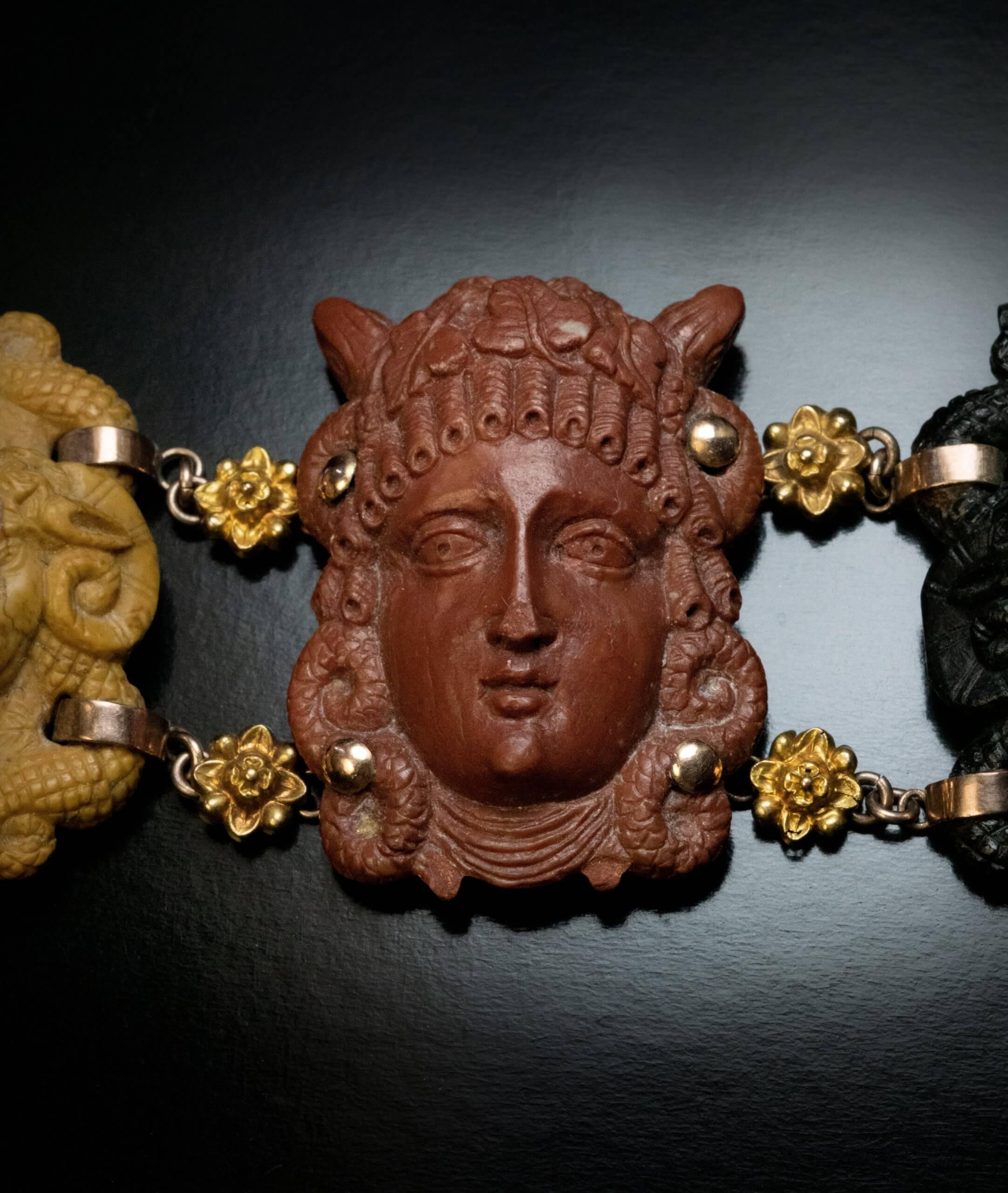 Raro brazalete italiano de oro bicolor con camafeo, lava del Vesubio, circa 1790 en Bueno estado para la venta en Chicago, IL