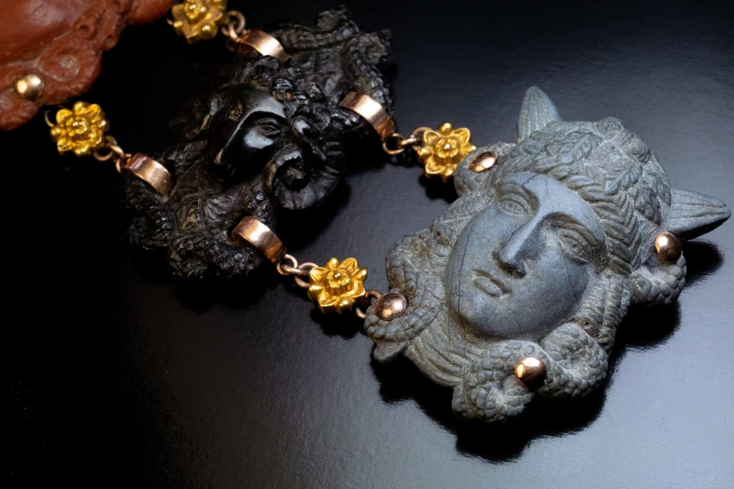 Femenino o masculino Raro brazalete italiano de oro bicolor con camafeo, lava del Vesubio, circa 1790 en venta