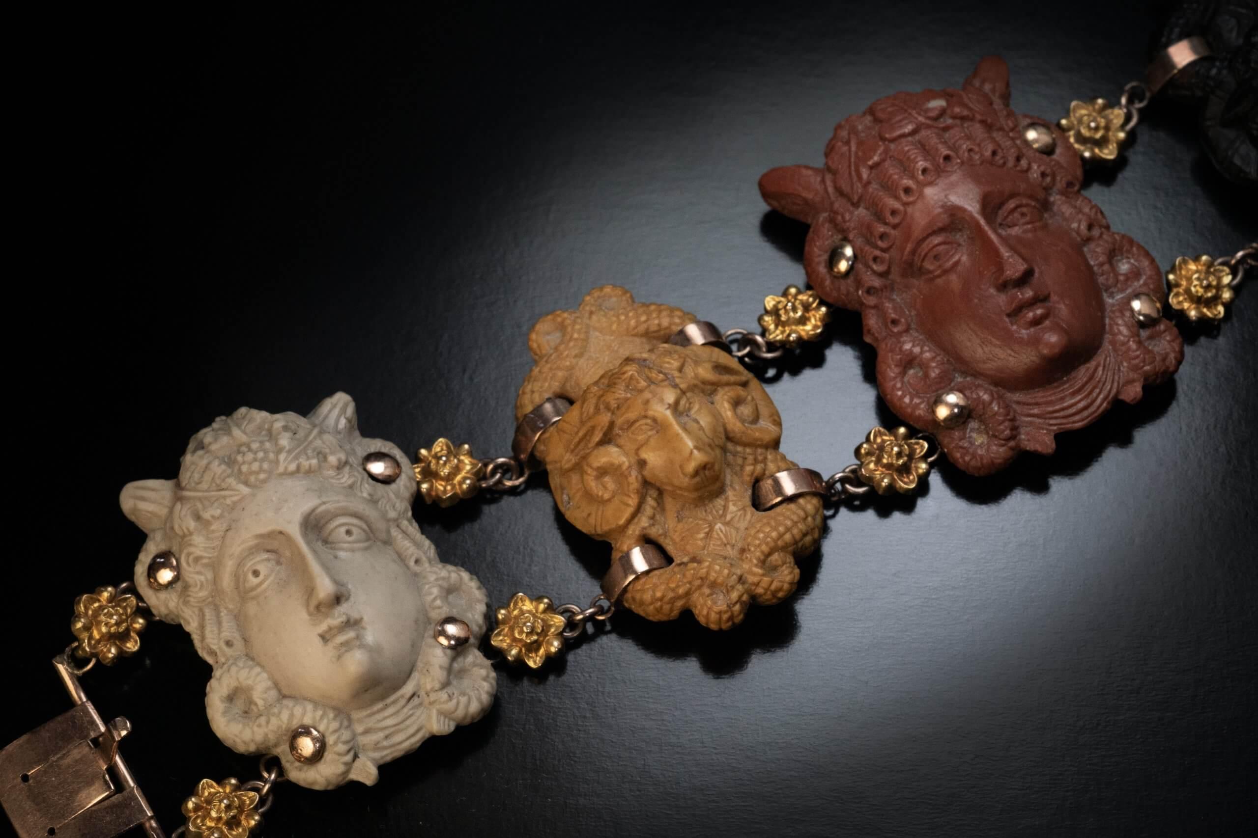 Raro brazalete italiano de oro bicolor con camafeo, lava del Vesubio, circa 1790 en venta 1