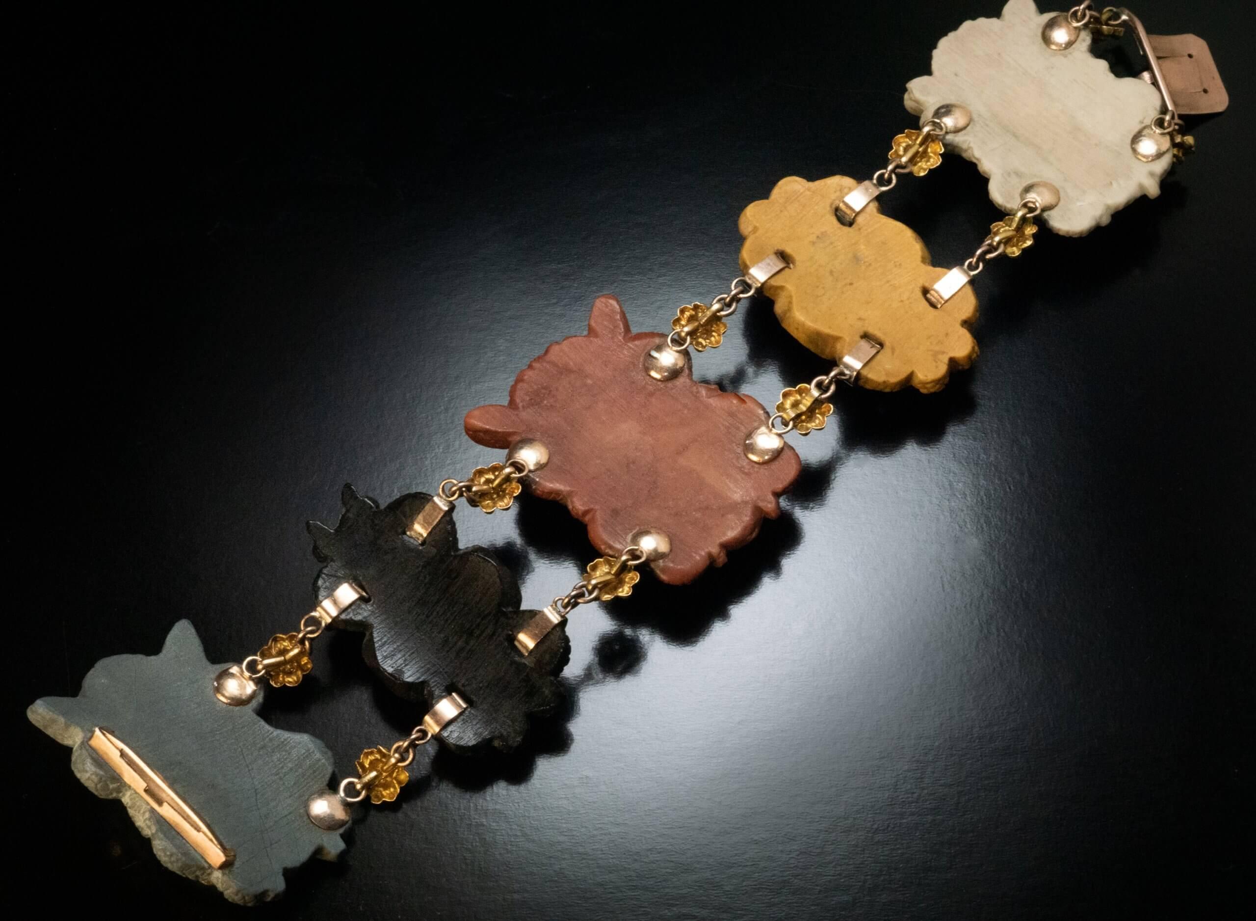 Raro brazalete italiano de oro bicolor con camafeo, lava del Vesubio, circa 1790 en venta 2