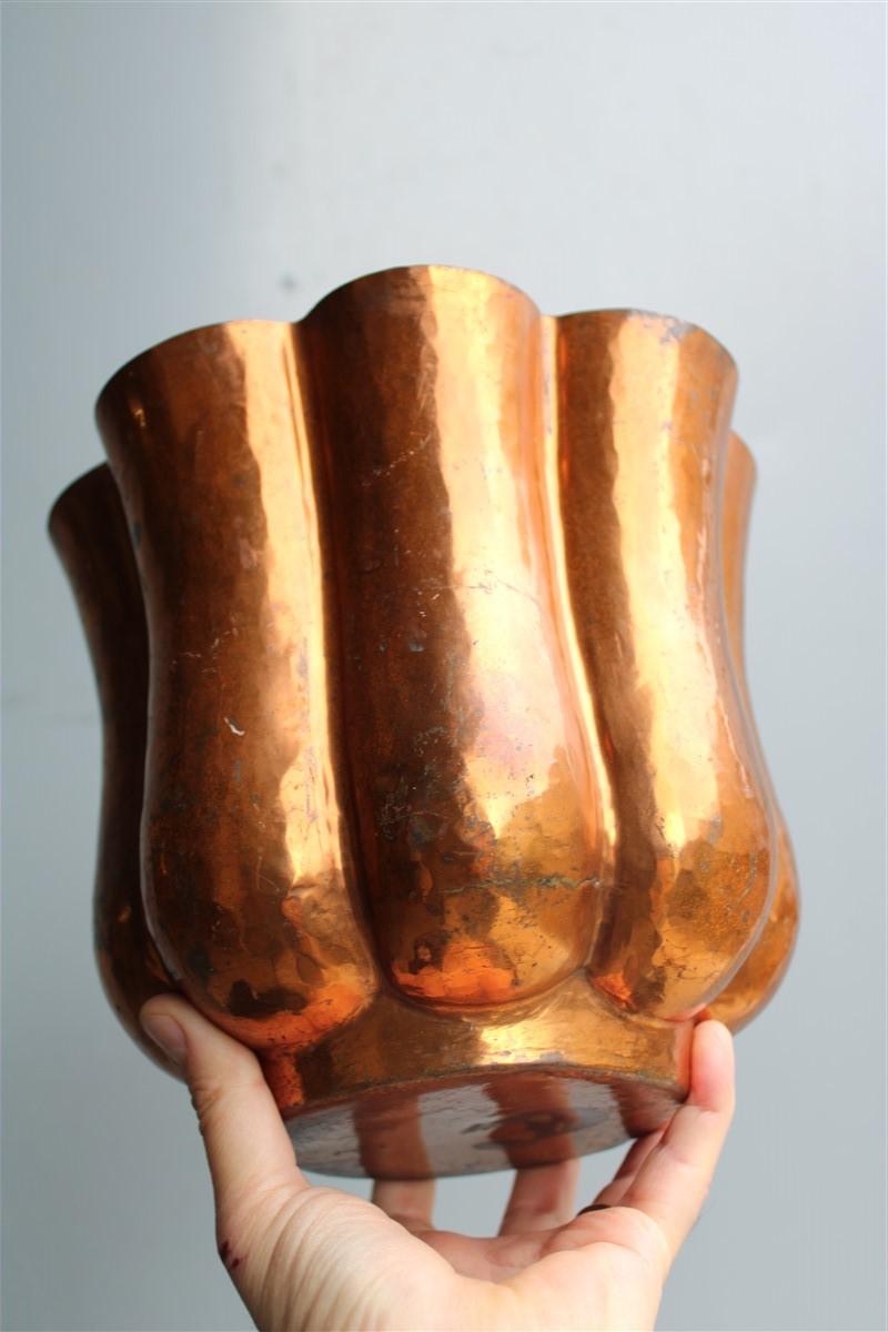 Rare Italian Vase 1930 Embossed Copper Gio Ponti for Nino Ferrari Attributed In Good Condition For Sale In Palermo, Sicily