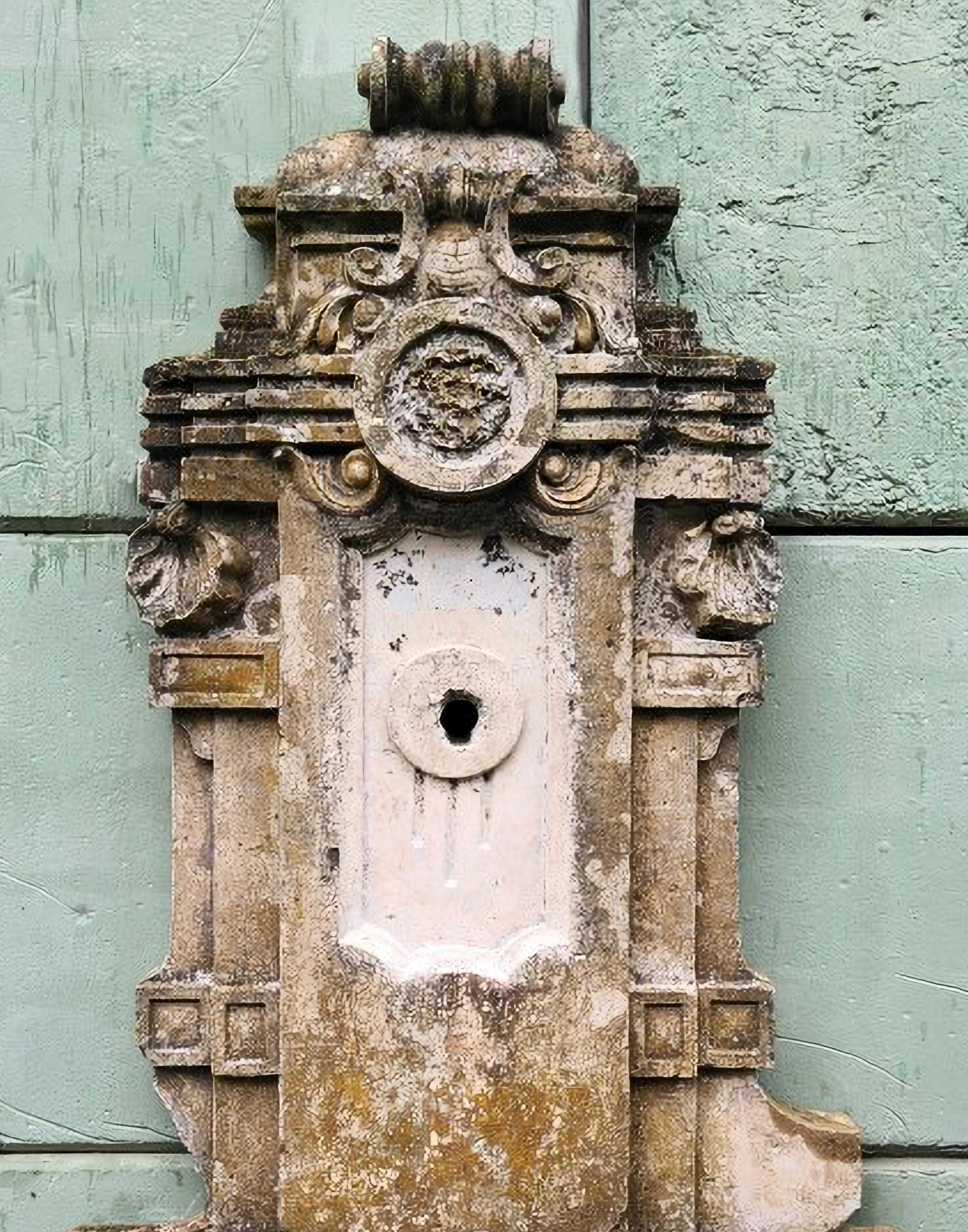 Seltener italienischer vertikaler Wandbrunnen aus den frühen 1900er Jahren aus Kalkstein (Moderne) im Angebot